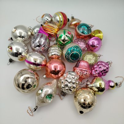 Набор из 25-ти подвесных елочных игрушек различных форм и расцветок
