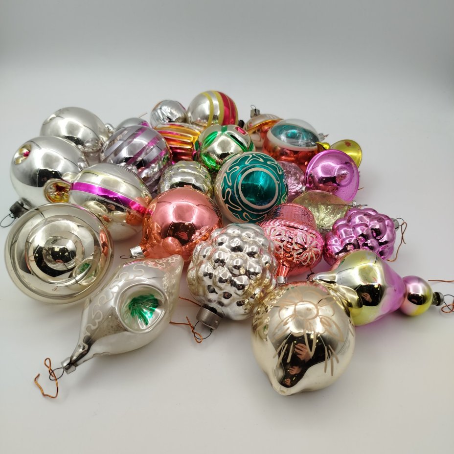Набор из 25-ти подвесных елочных игрушек различных форм и расцветок