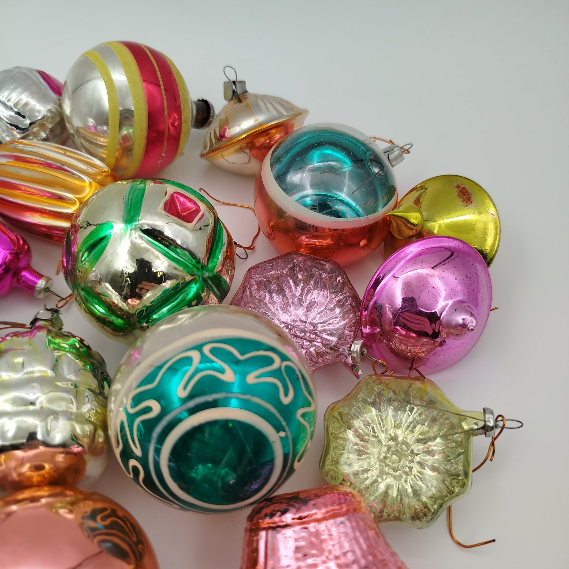 Набор из 25-ти подвесных елочных игрушек различных форм и расцветок