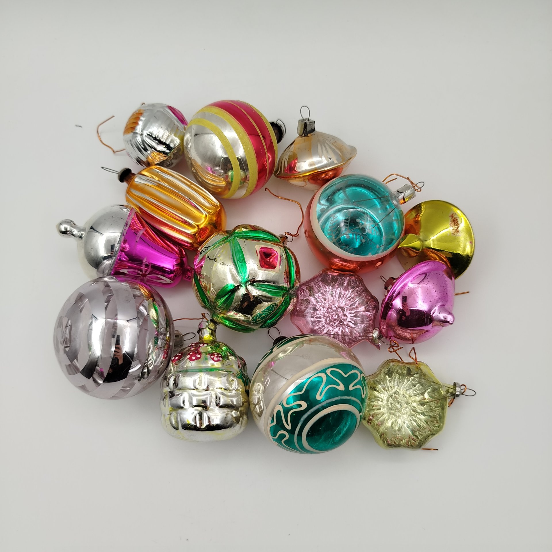 Набор из 25-ти подвесных елочных игрушек различных форм и расцветок
