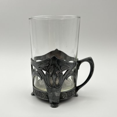 Подстаканник в стиле модерн с прорезным туловом и растительным декором (в комплекте со стаканом)