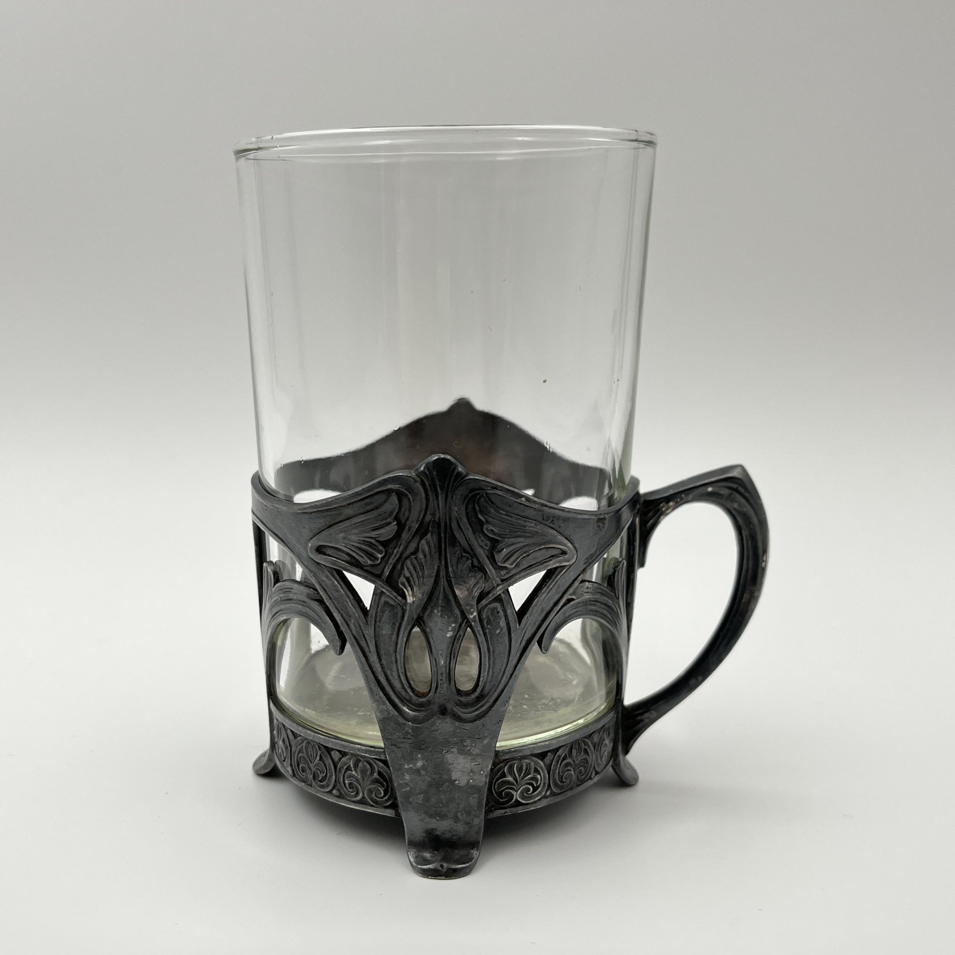 Подстаканник в стиле модерн с прорезным туловом и растительным декором (в комплекте со стаканом)