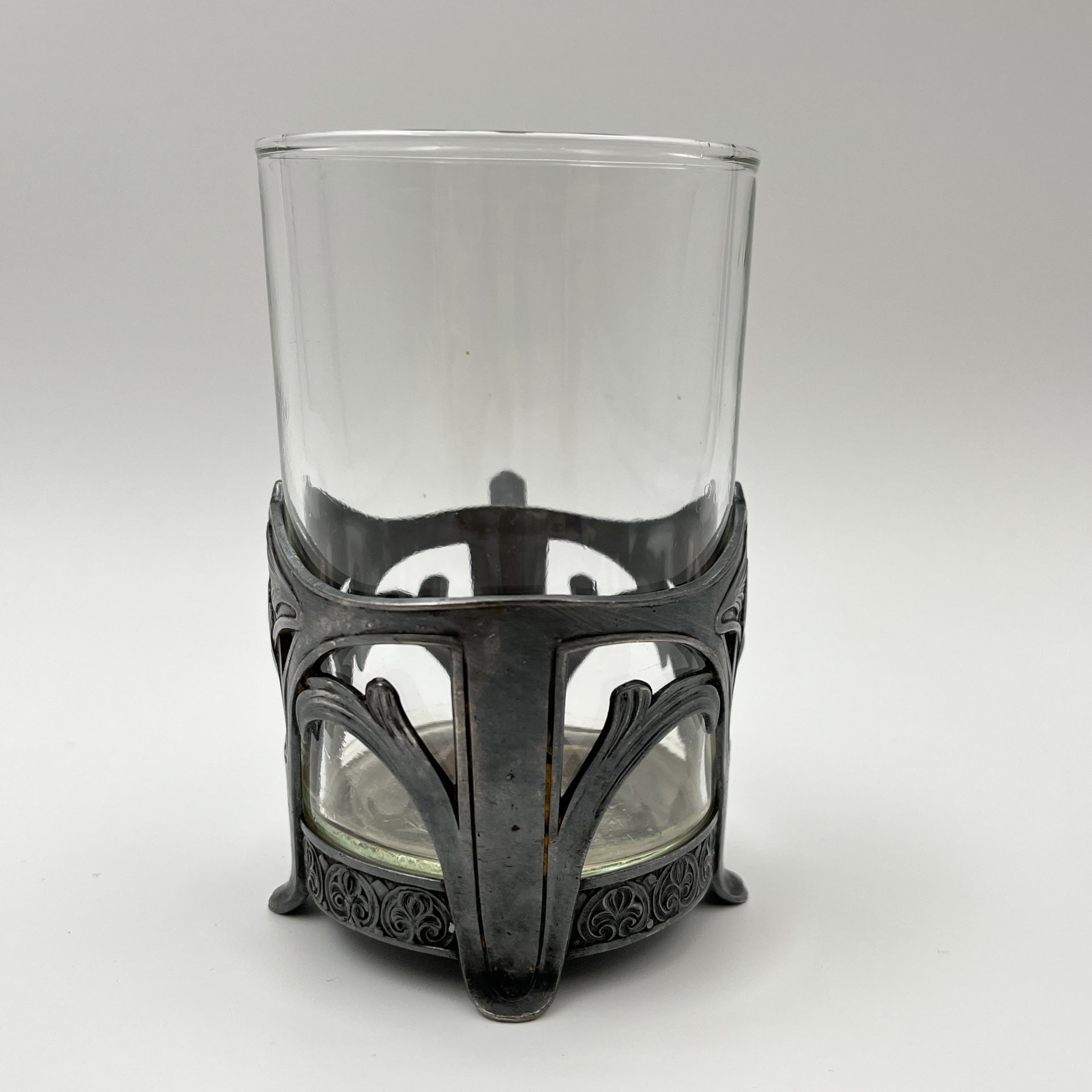 Подстаканник в стиле модерн с прорезным туловом и растительным декором (в комплекте со стаканом)