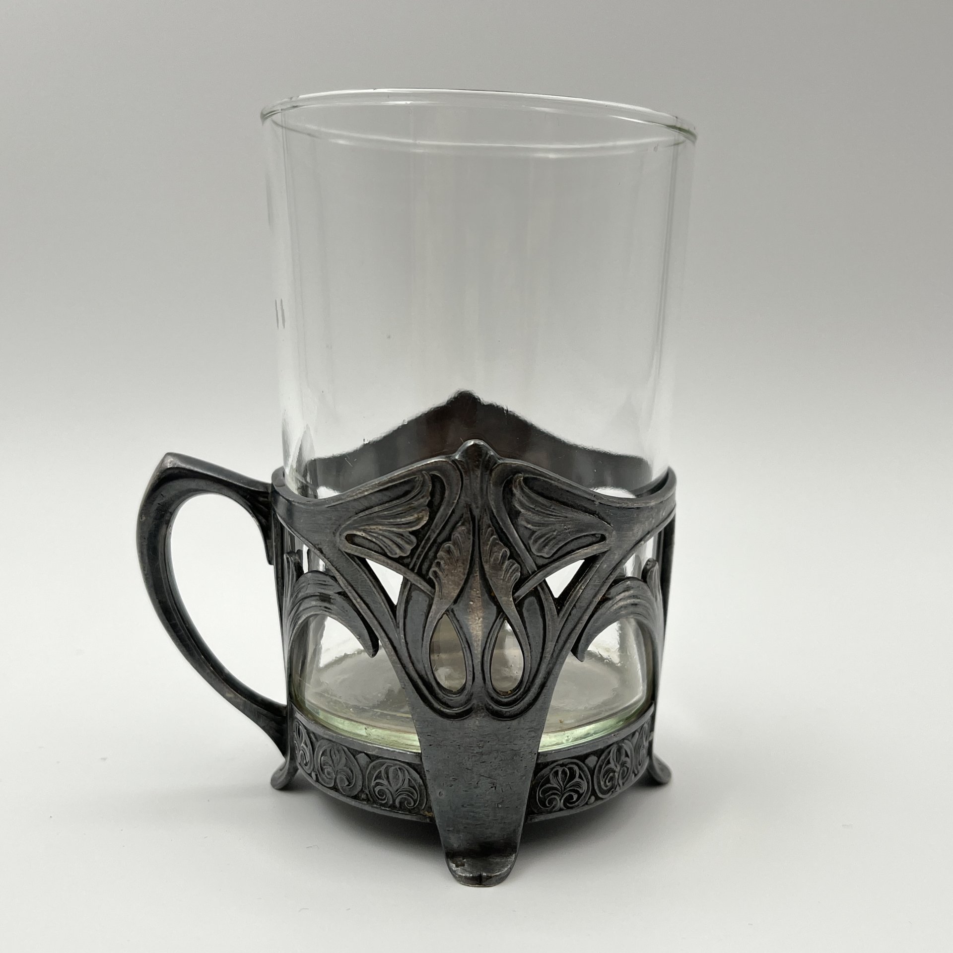 Подстаканник в стиле модерн с прорезным туловом и растительным декором (в комплекте со стаканом)