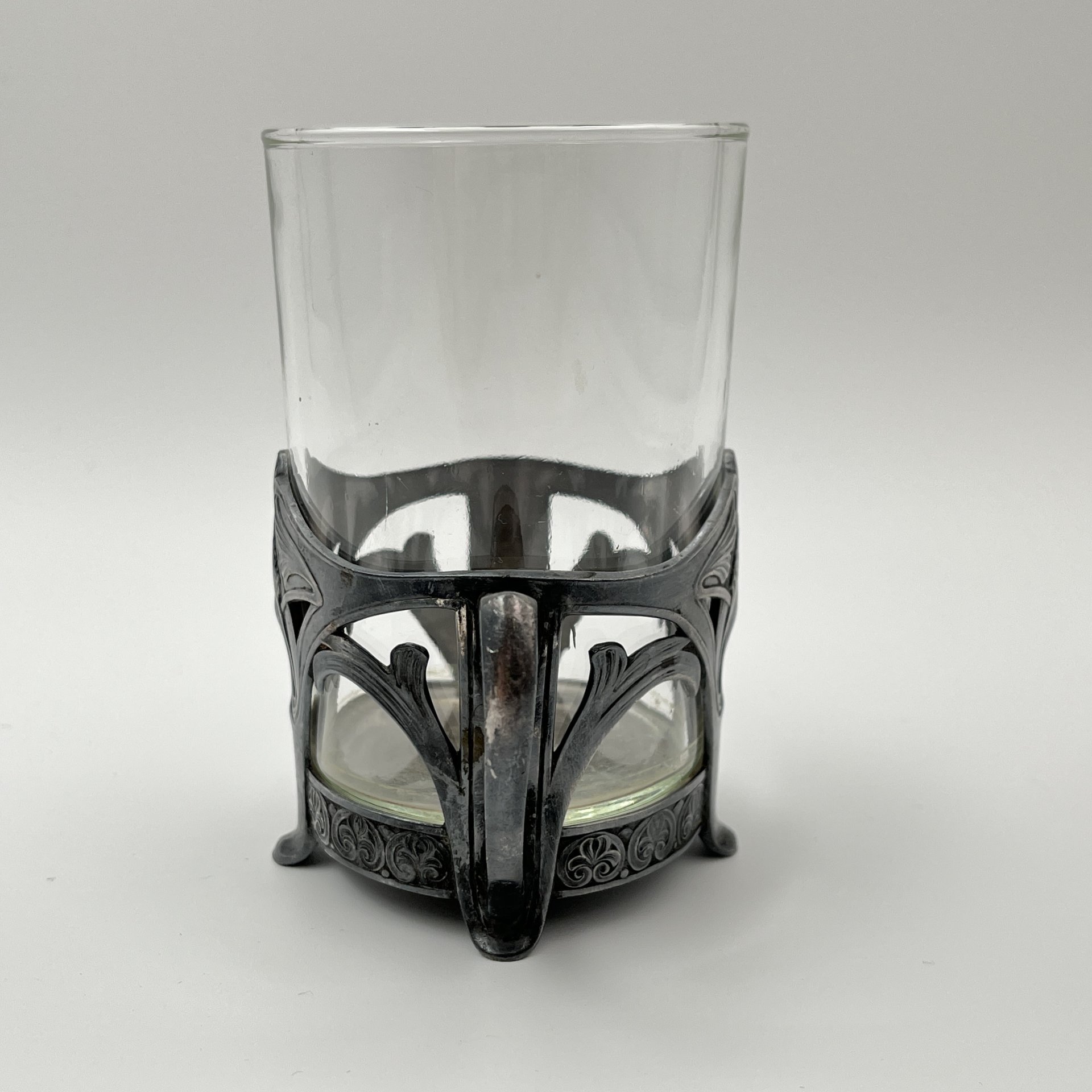 Подстаканник в стиле модерн с прорезным туловом и растительным декором (в комплекте со стаканом)