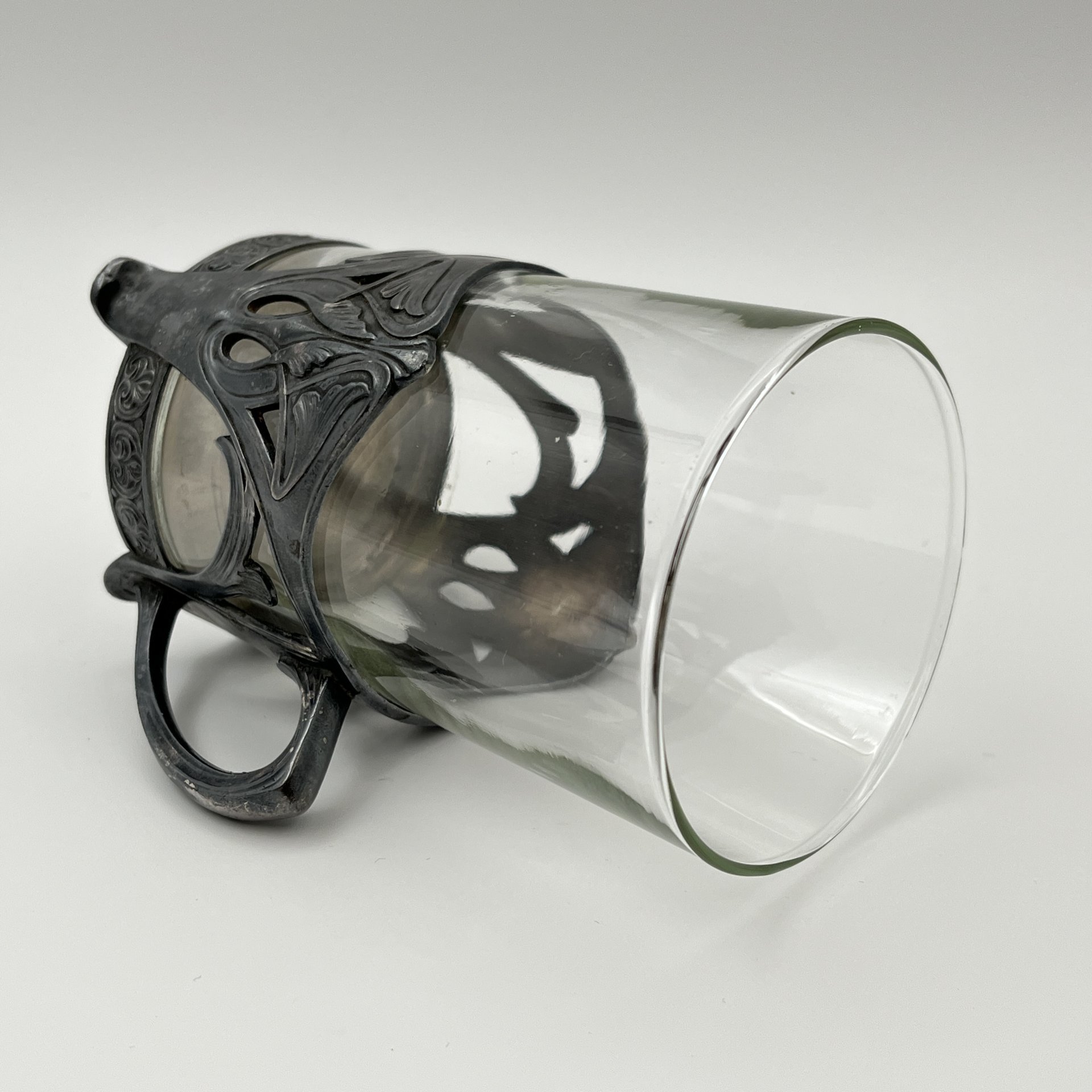 Подстаканник в стиле модерн с прорезным туловом и растительным декором (в комплекте со стаканом)