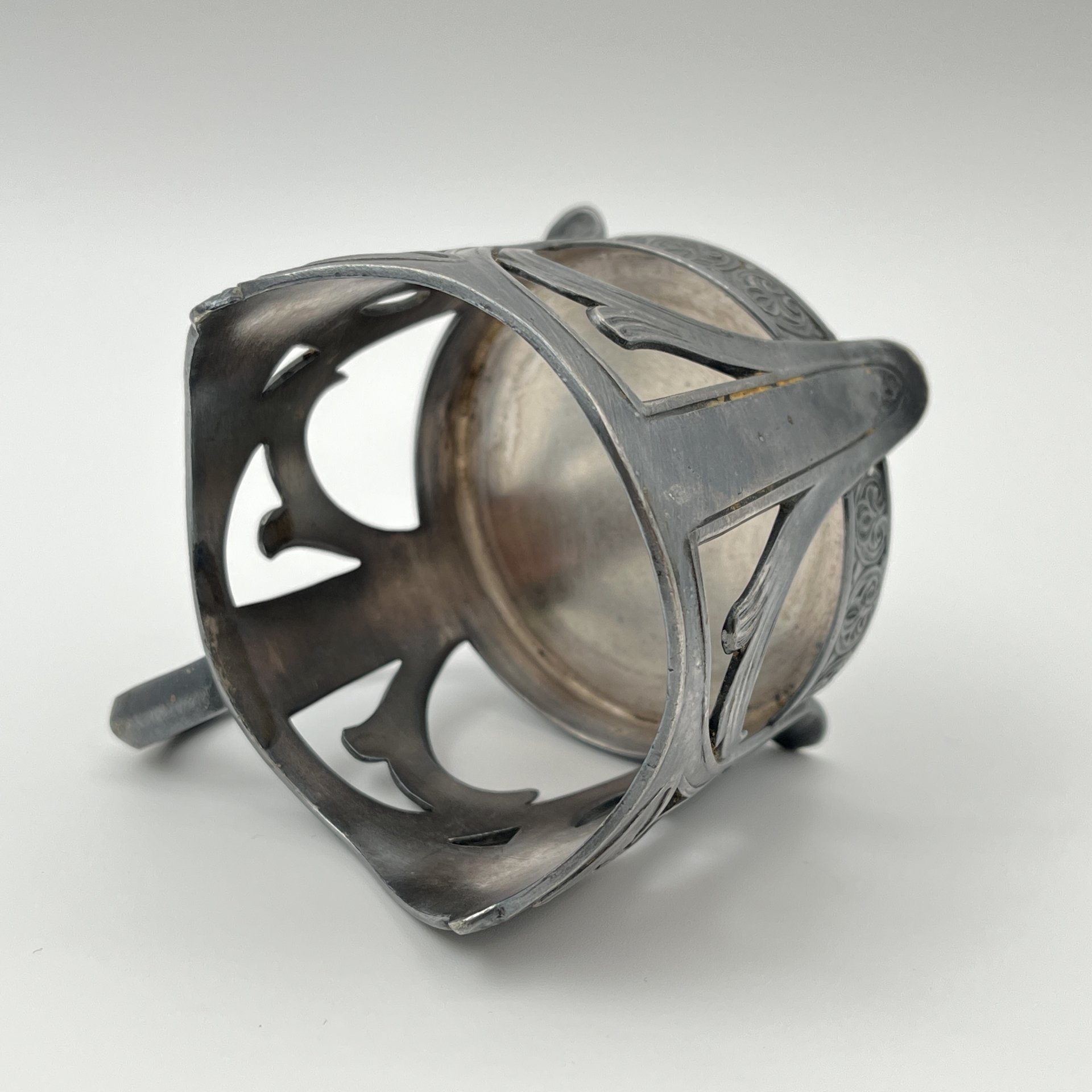 Подстаканник в стиле модерн с прорезным туловом и растительным декором (в комплекте со стаканом)