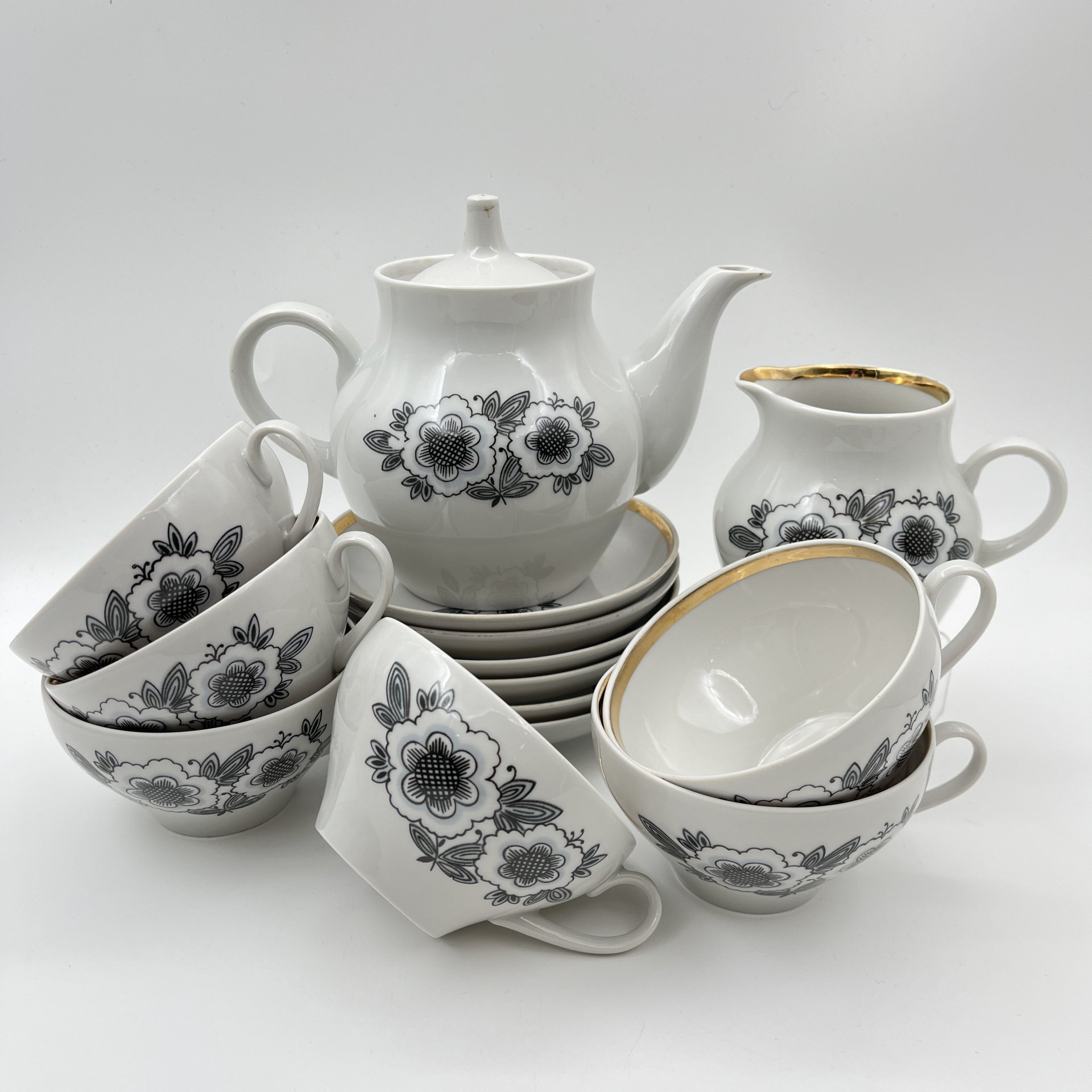 Сервиз кофейный на 6 персон (14 предметов), украшенный цветами, фарфор, деколь, золочение, Дулевский фарфоровый завод (Дулёво), СССР, 1968-1990 гг.