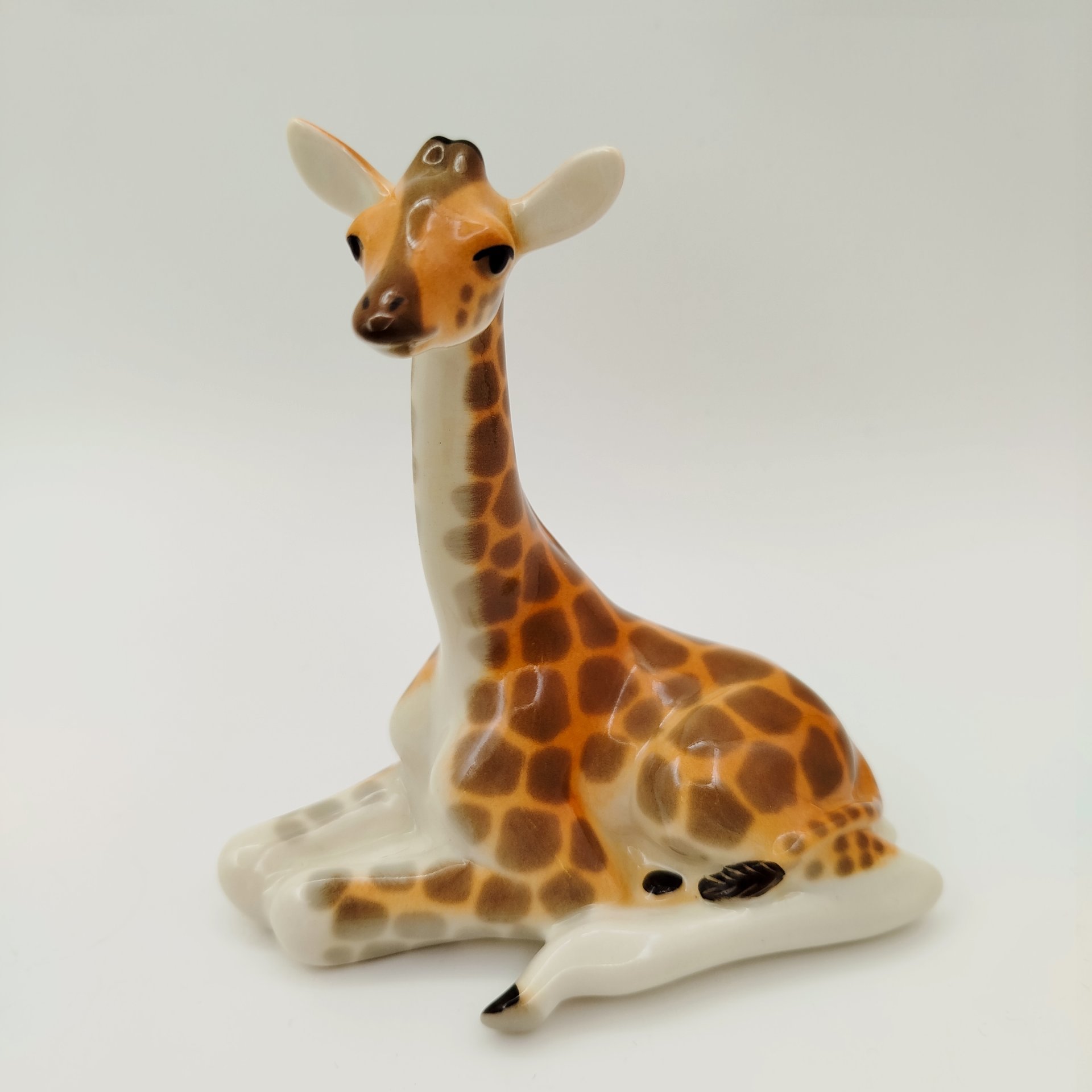 Статуэтка "Жираф", скульптор П.П. Веселов, фарфор, аэрография, Ленинградский фарфоровый завод (ЛФЗ), СССР, 1970-1990 гг.