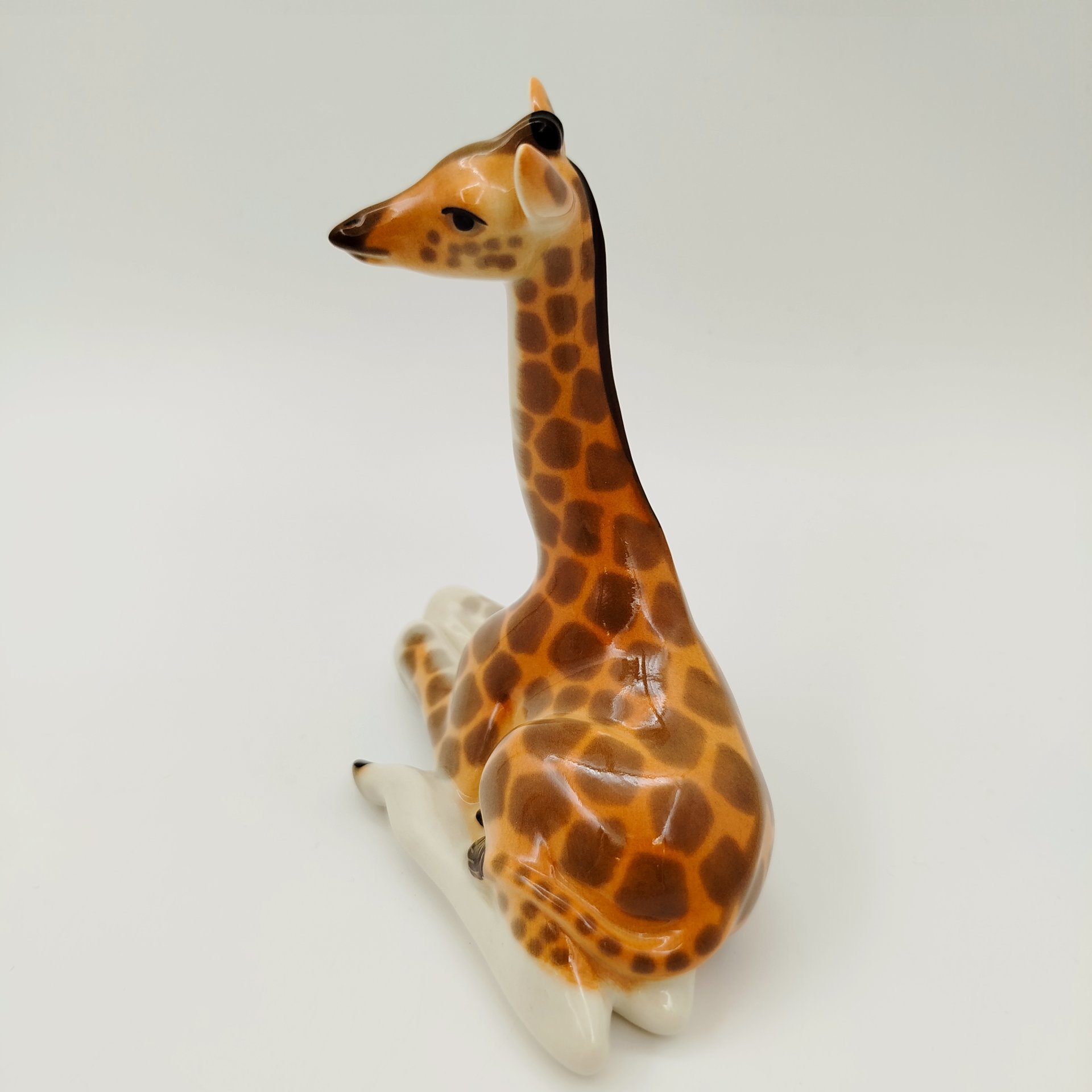 Статуэтка "Жираф", скульптор П.П. Веселов, фарфор, аэрография, Ленинградский фарфоровый завод (ЛФЗ), СССР, 1970-1990 гг.