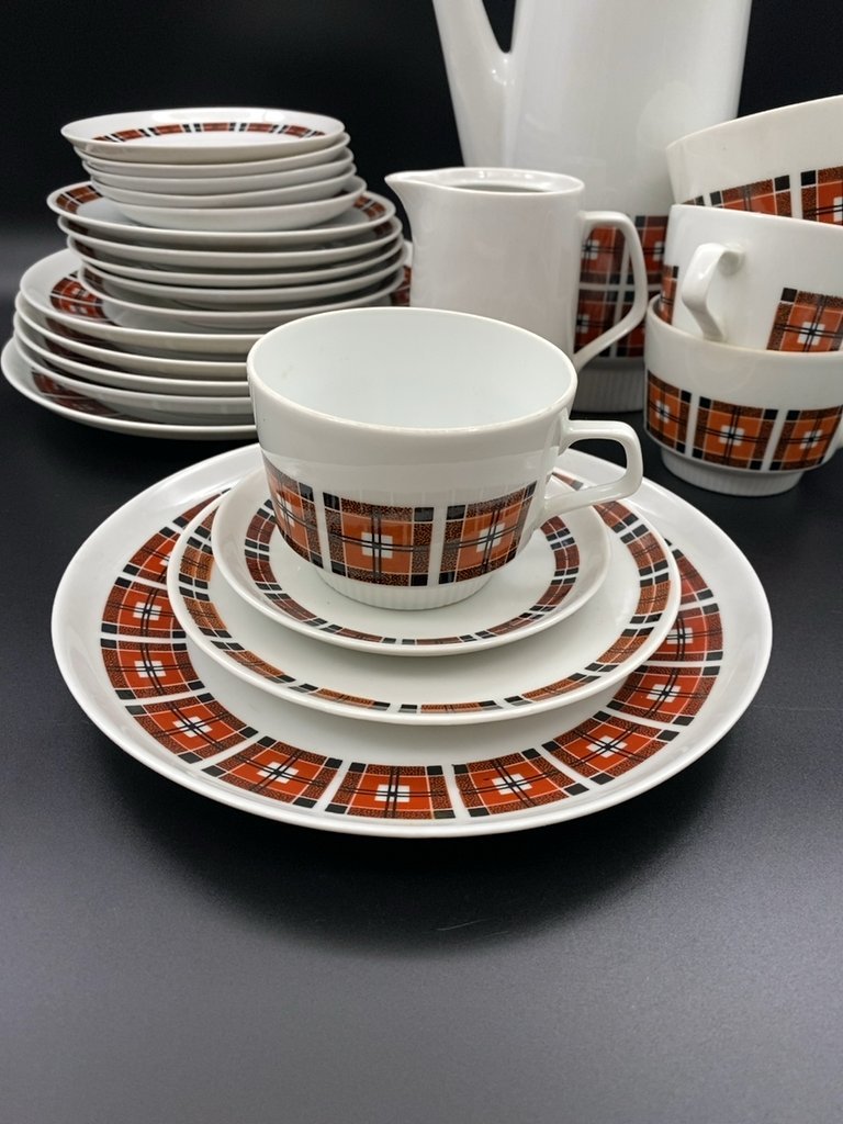 Сервиз из чайника, 4 чайных пар, молочника, 2 блюдец, 6 десертных тарелок, 6 тарелок, Colditz (Кольдиц)