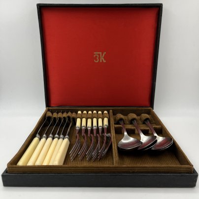 Набор столовых приборов (ножи, ложки и вилки) на 6 персон, в оригинальной коробке