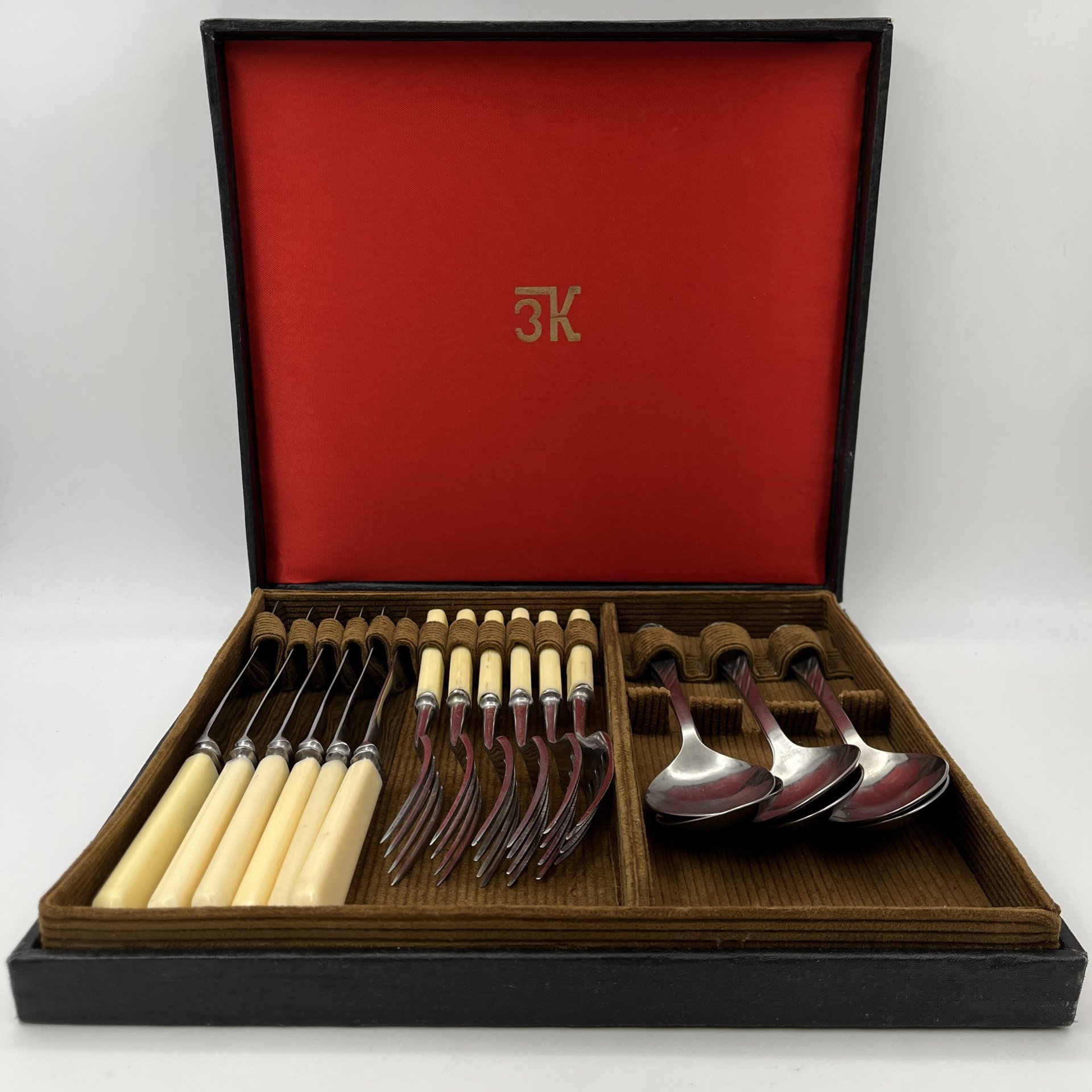 Набор столовых приборов (ножи, ложки и вилки) на 6 персон, в оригинальной коробке
