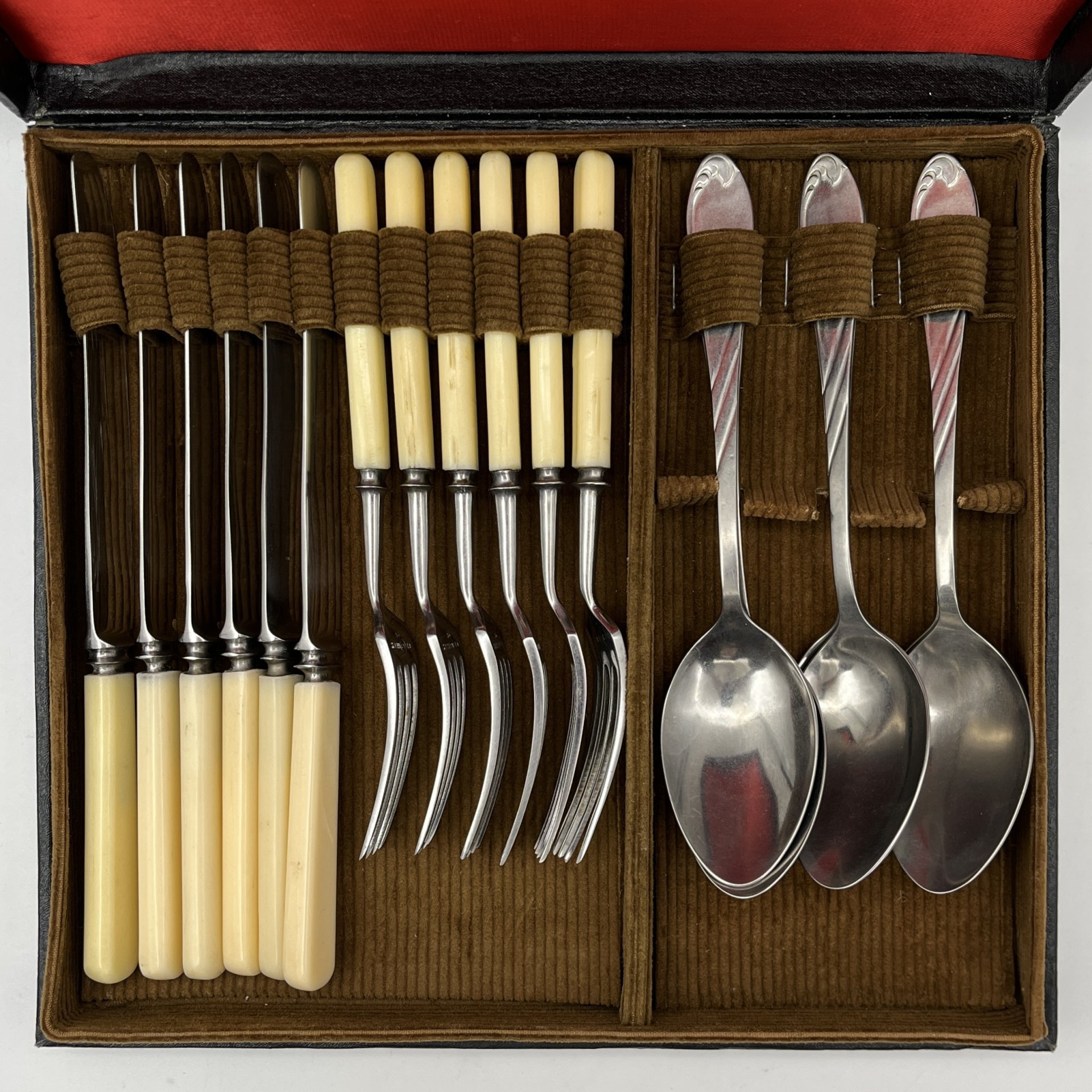 Набор столовых приборов (ножи, ложки и вилки) на 6 персон, в оригинальной коробке