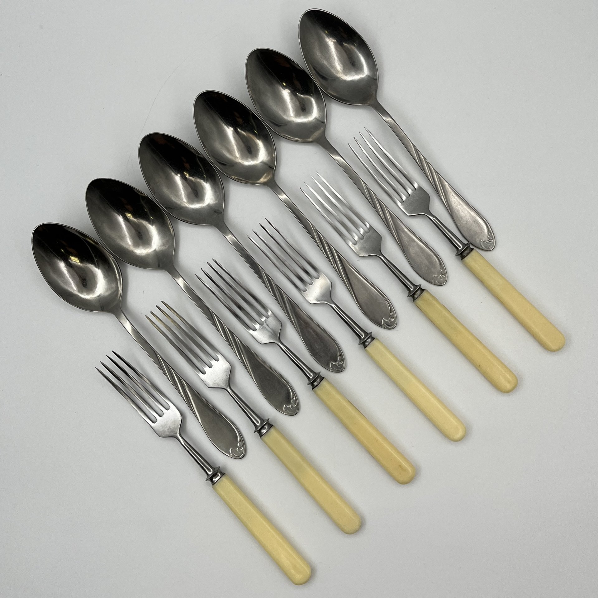 Набор столовых приборов (ножи, ложки и вилки) на 6 персон, в оригинальной коробке