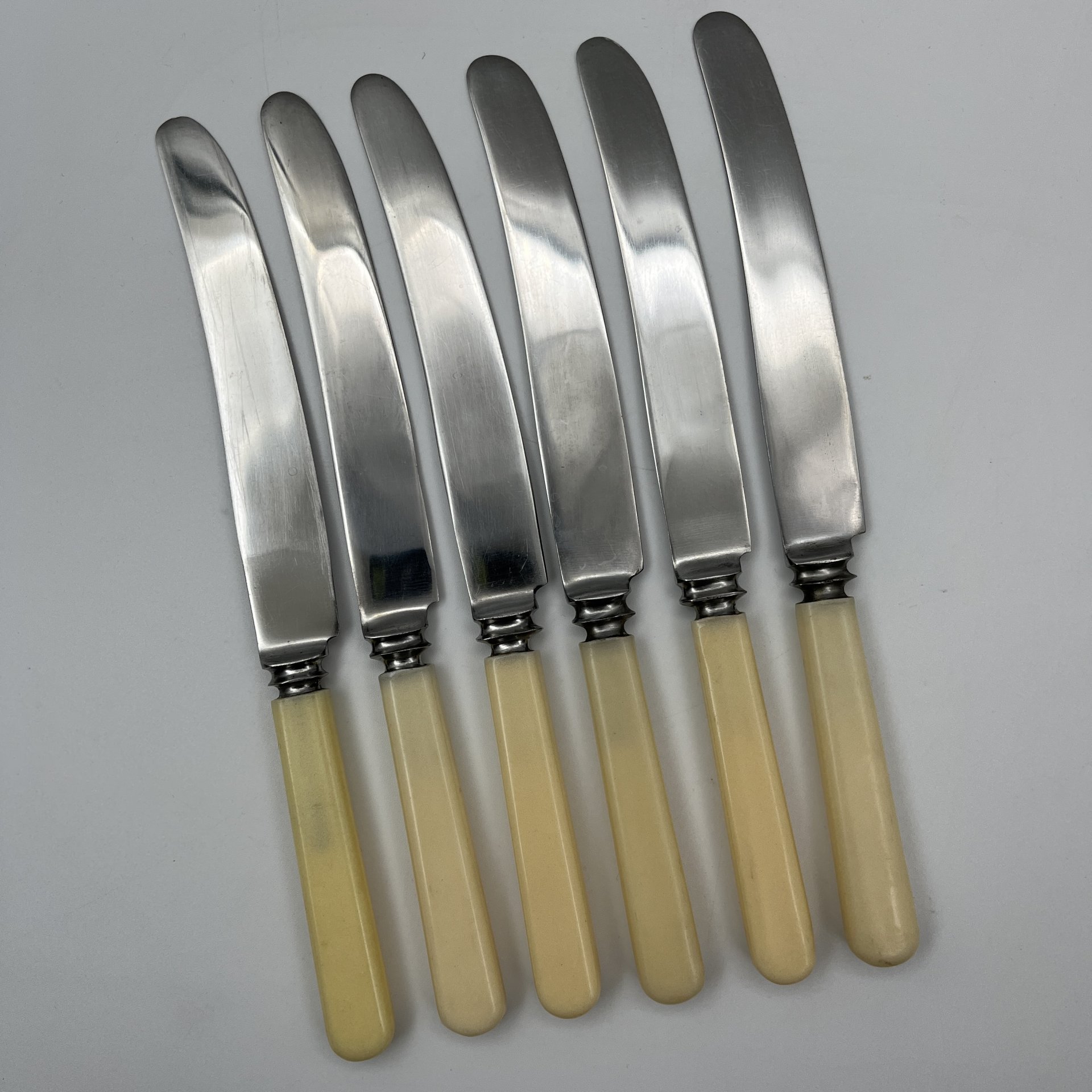 Набор столовых приборов (ножи, ложки и вилки) на 6 персон, в оригинальной коробке