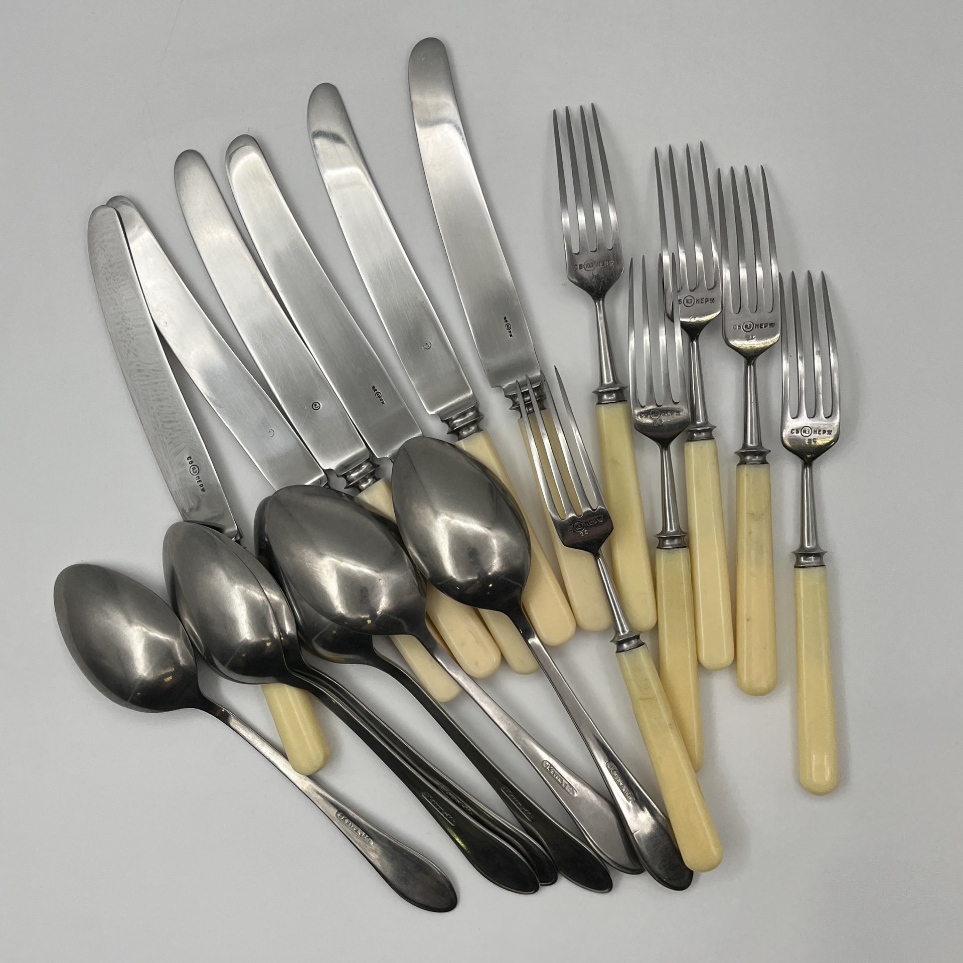 Набор столовых приборов (ножи, ложки и вилки) на 6 персон, в оригинальной коробке