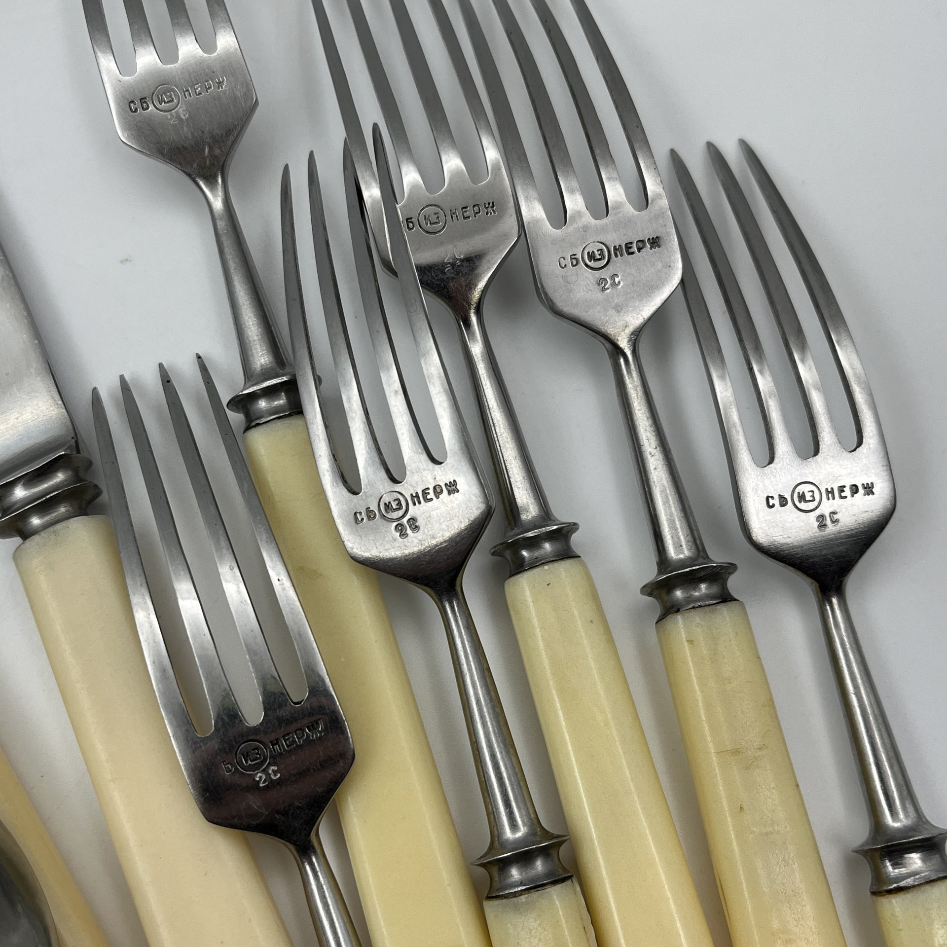 Набор столовых приборов (ножи, ложки и вилки) на 6 персон, в оригинальной коробке