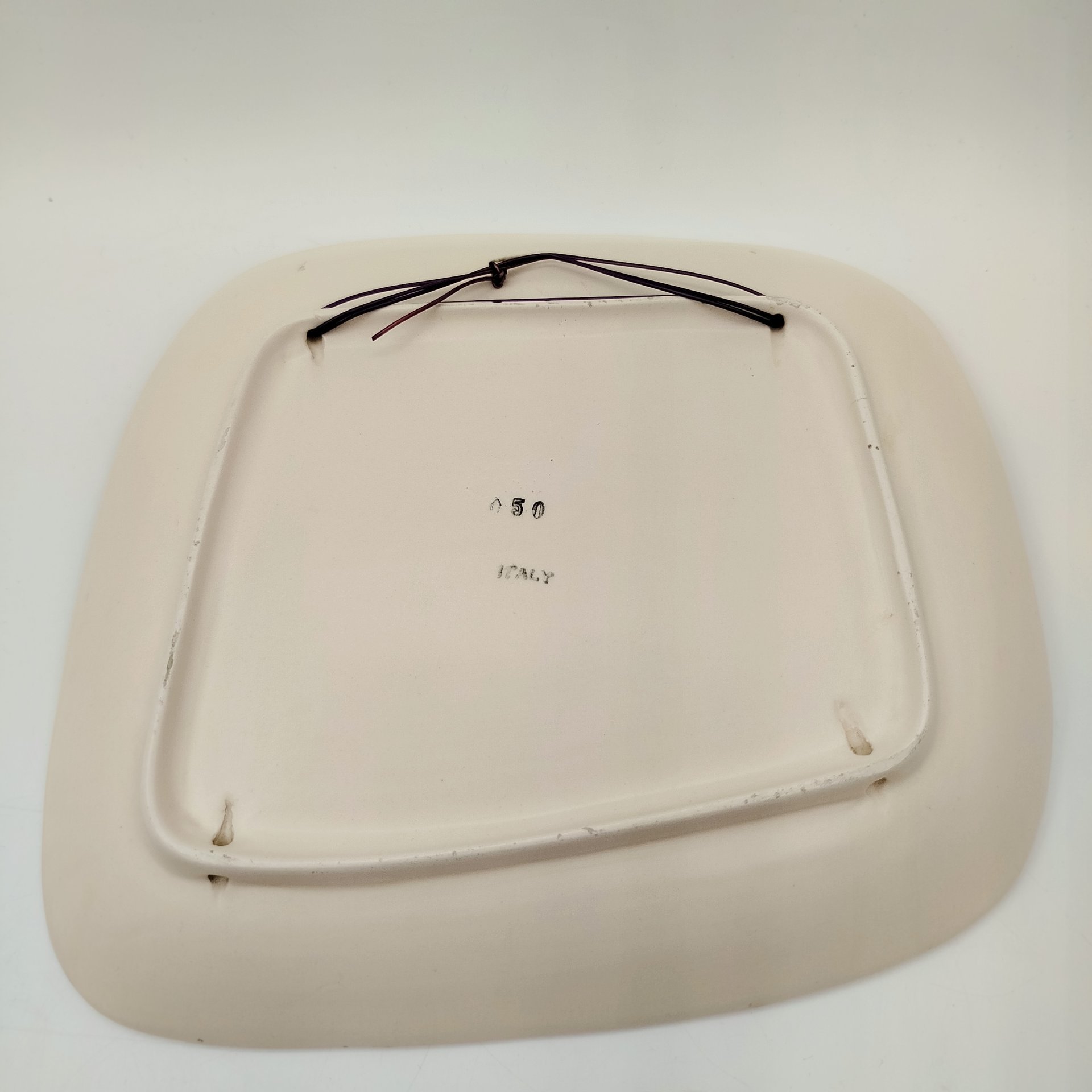 Блюдо декоративное настенное, украшенное изображением альпийского пейзажа, фаянс, роспись, Италия, 1970-1990 гг.