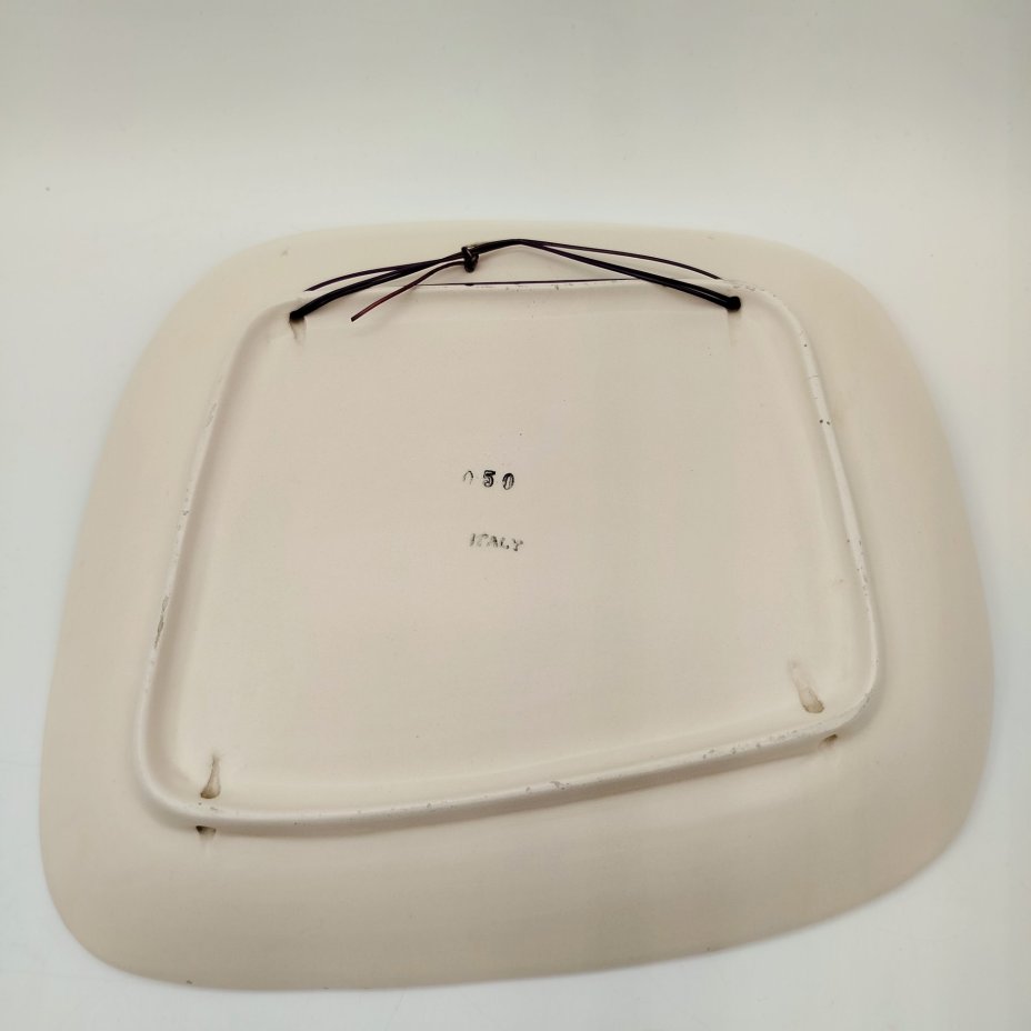 Блюдо декоративное настенное, украшенное изображением альпийского пейзажа