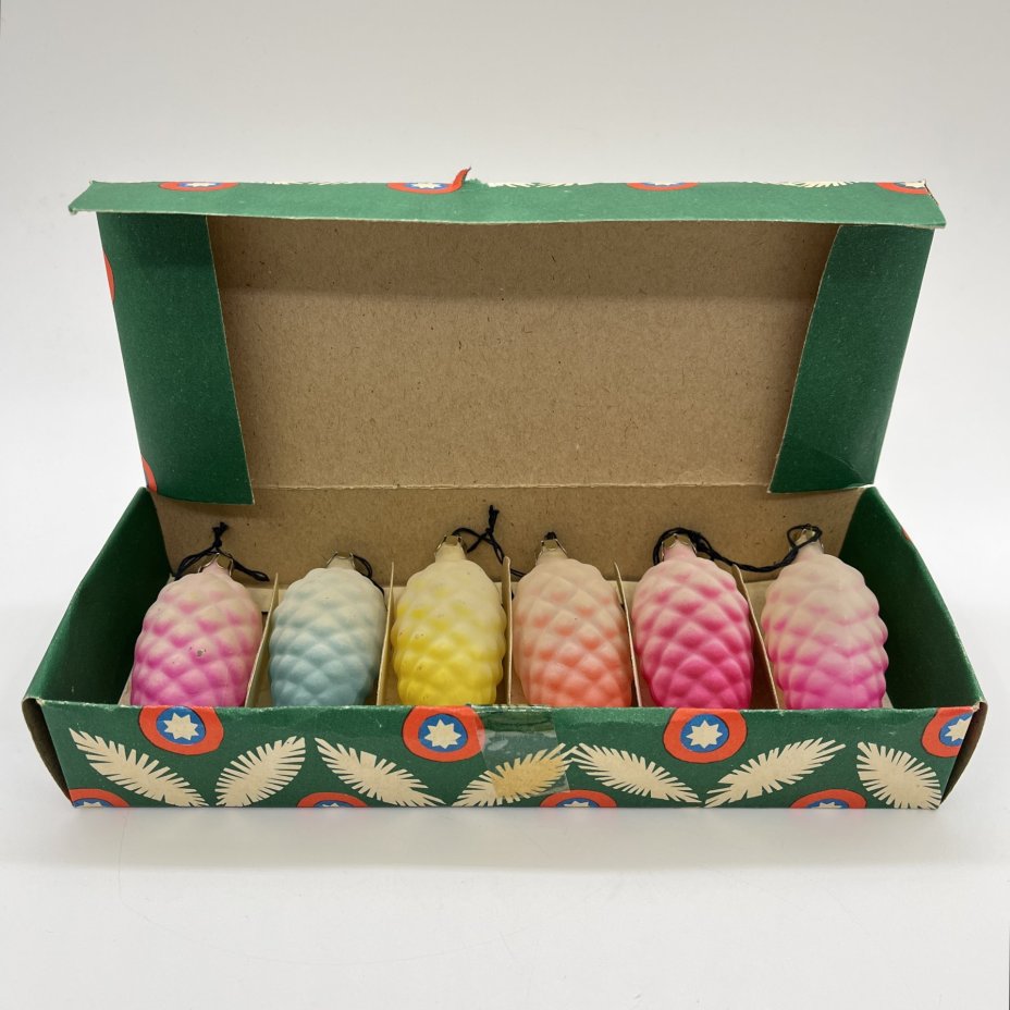 Набор ёлочных украшений "Шишки" (6 шт.), в коробке, стекло, краска, картон, Московский завод ёлочных украшений, СССР, 1970-1990 гг.