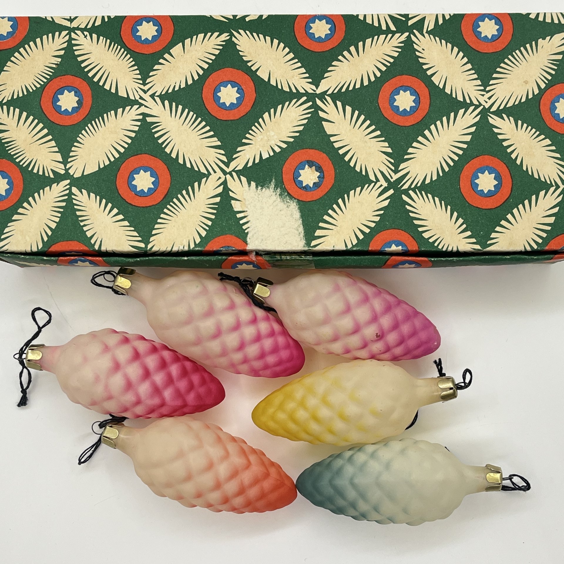 Набор ёлочных украшений "Шишки" (6 шт.), в коробке, стекло, краска, картон, Московский завод ёлочных украшений, СССР, 1970-1990 гг.