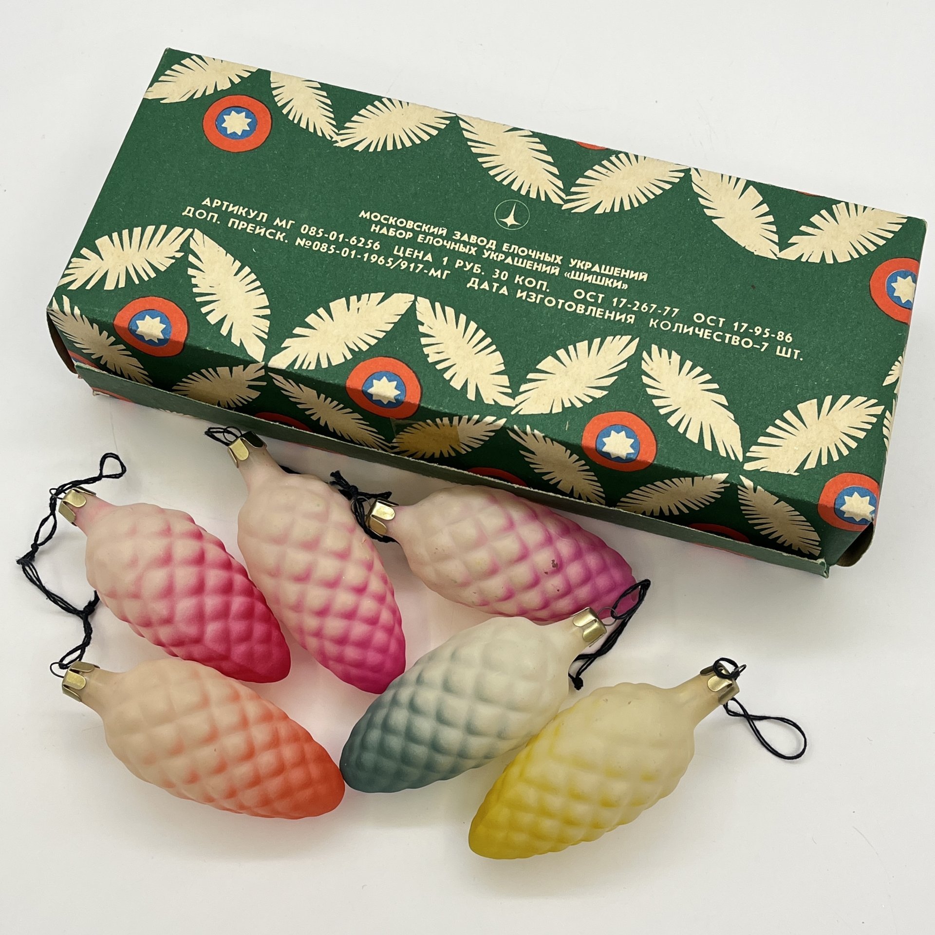 Набор ёлочных украшений "Шишки" (6 шт.), в коробке, стекло, краска, картон, Московский завод ёлочных украшений, СССР, 1970-1990 гг.