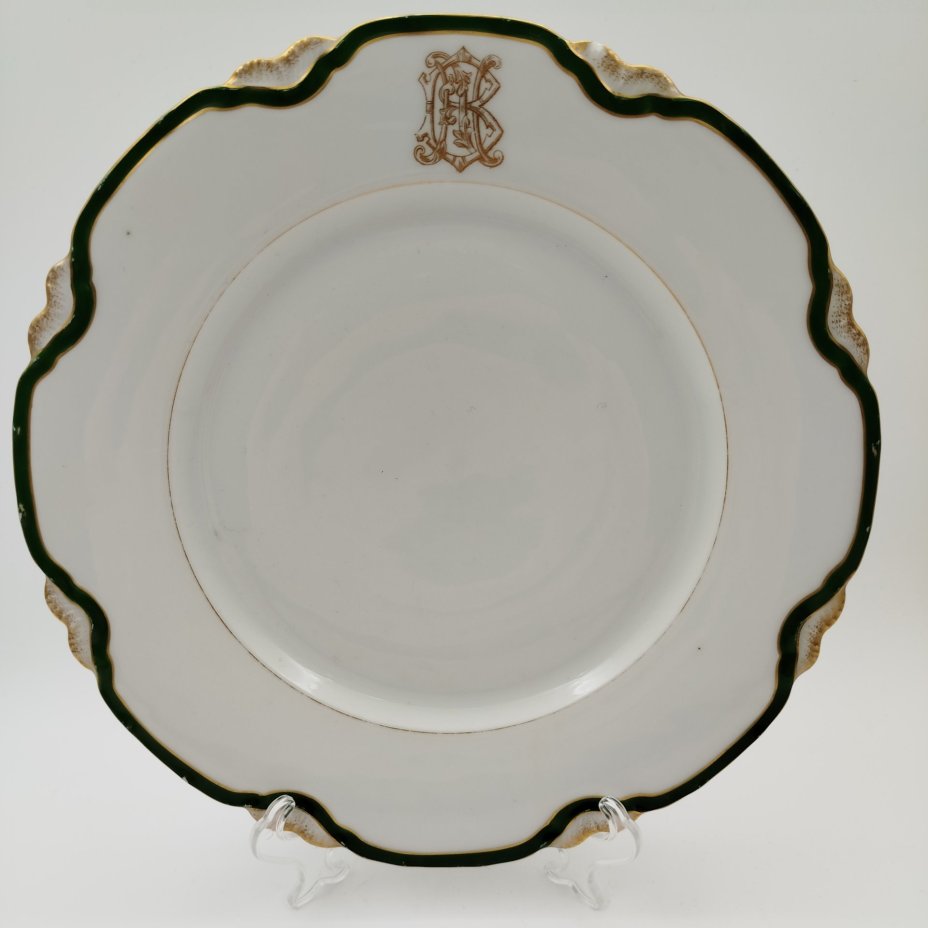 Тарелка обеденная с монограммой, завод М.С. Кузнецова (предположительно), фарфор, крытье, золочение, Российская империя, 1890-1910 гг.