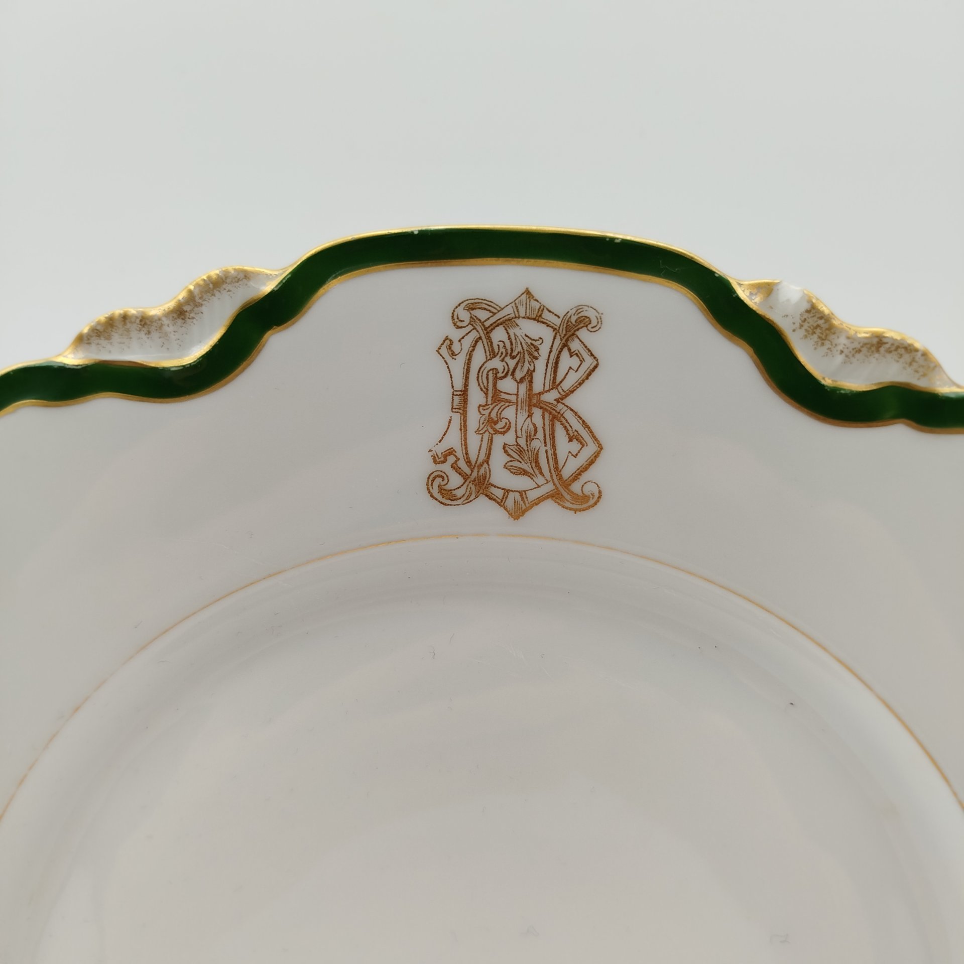 Тарелка обеденная с монограммой, завод М.С. Кузнецова (предположительно), фарфор, крытье, золочение, Российская империя, 1890-1910 гг.