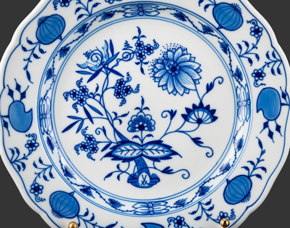 Тарелка обеденная "Луковый узор", фарфор, роспись, Meissen (Мейсенский фарфор), Германия, 1991 г.