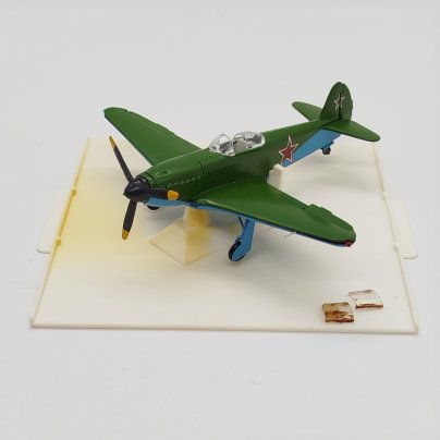 Модель самолета "Як-3" в масштабе 1:72 в коробке