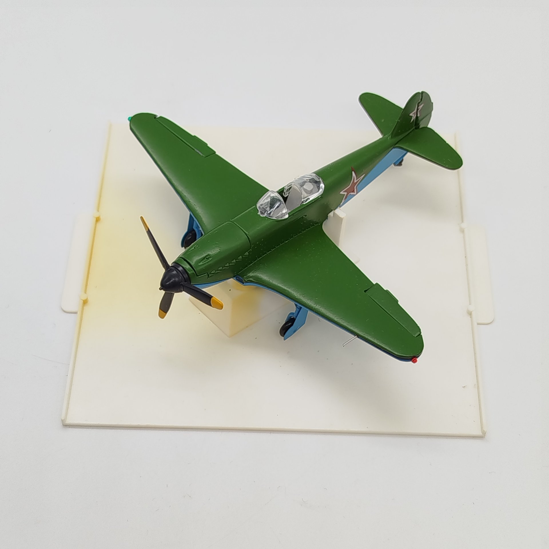 Модель самолета "Як-3" в масштабе 1:72 в коробке
