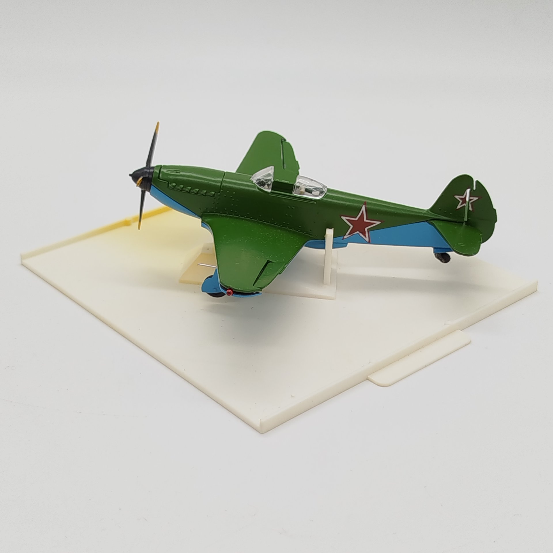 Модель самолета "Як-3" в масштабе 1:72 в коробке