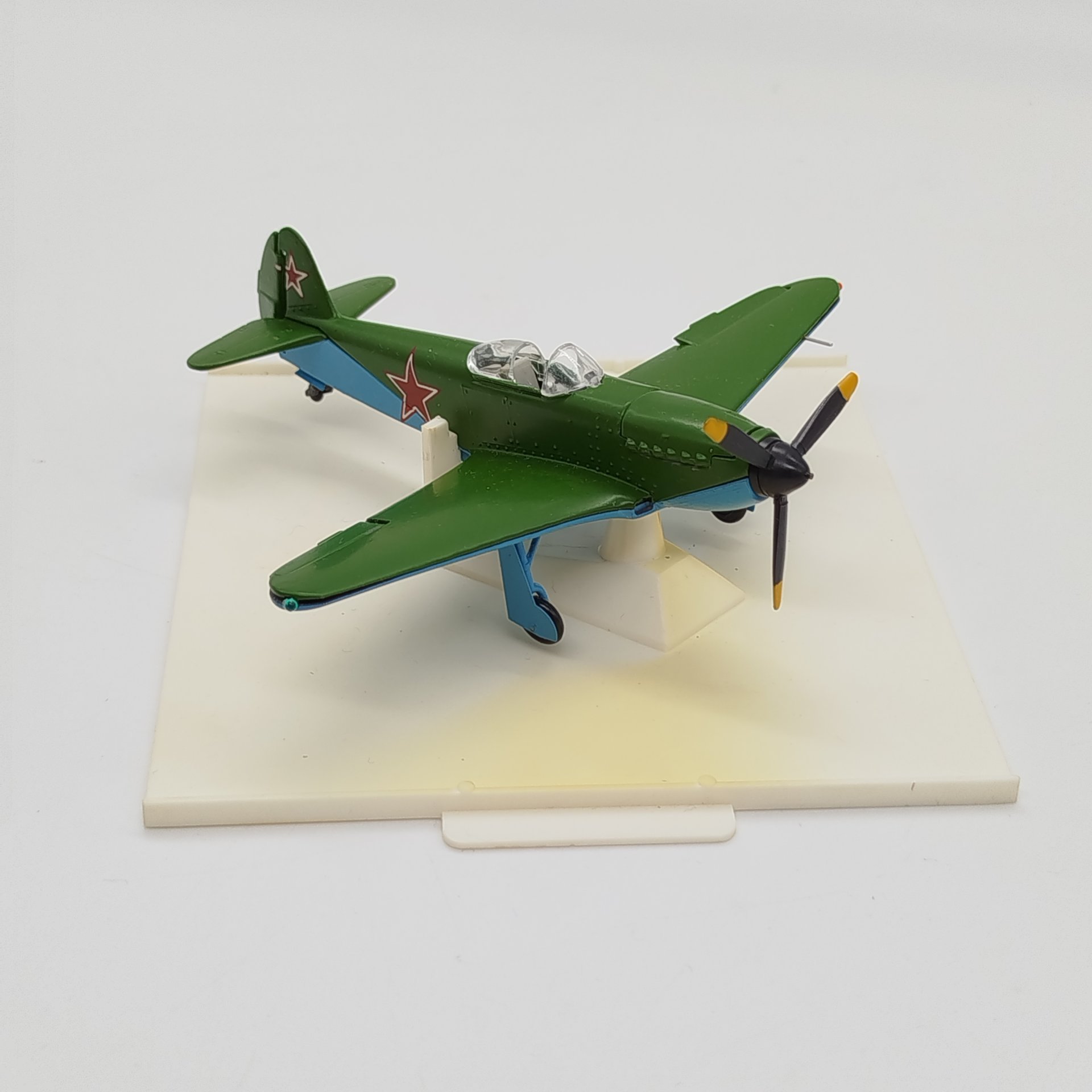 Модель самолета "Як-3" в масштабе 1:72 в коробке
