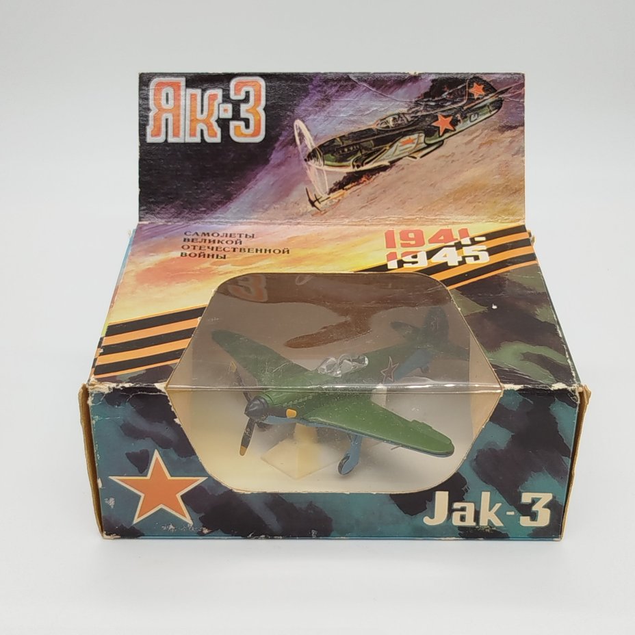 Модель самолета "Як-3" в масштабе 1:72 в коробке