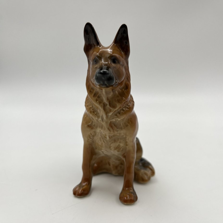 Статуэтка "Сидящая овчарка", фарфор, аэрография, Астраханский фарфоровый завод «Сциталис», Российская Федерация, 1991-2000 гг.