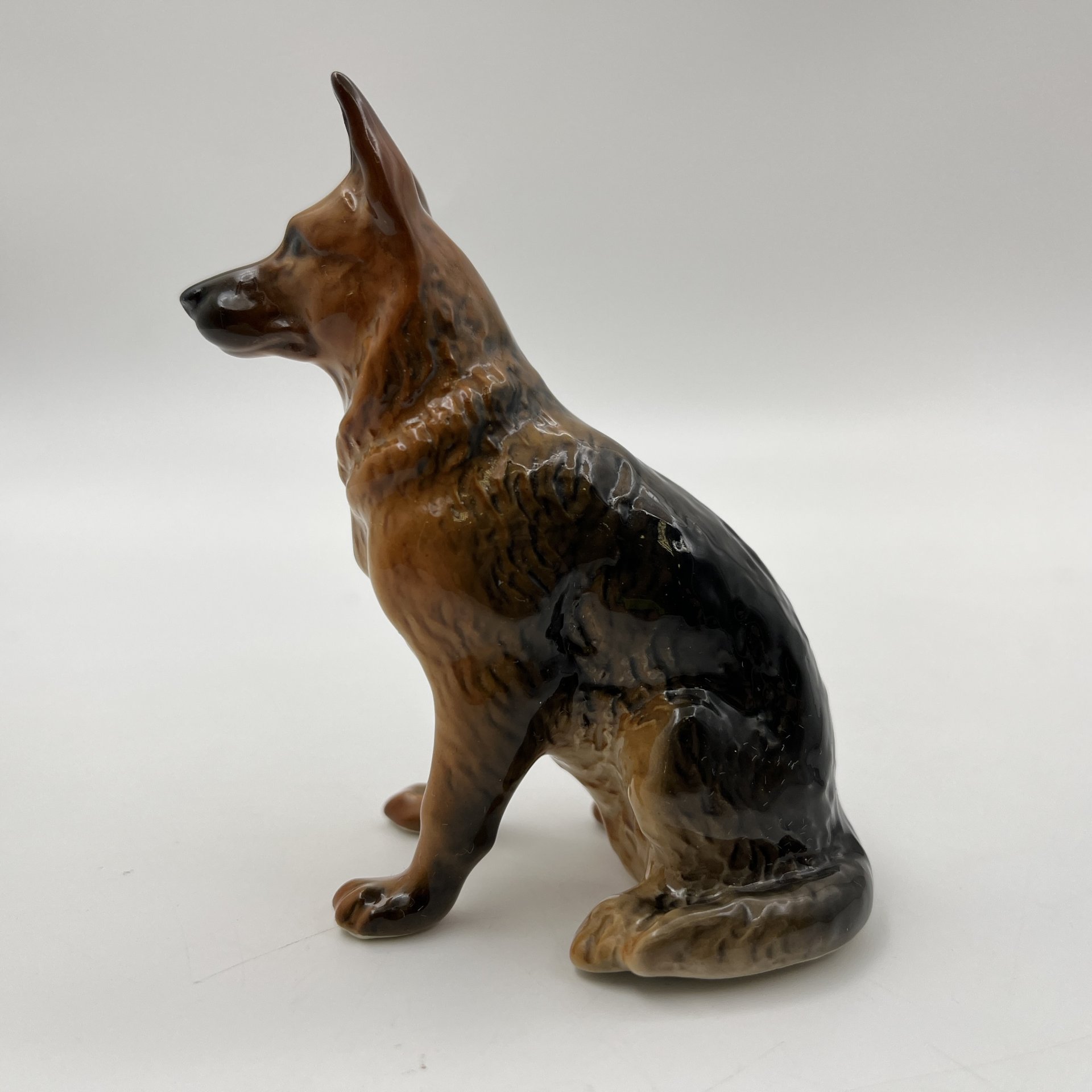 Статуэтка "Сидящая овчарка", фарфор, аэрография, Астраханский фарфоровый завод «Сциталис», Российская Федерация, 1991-2000 гг.