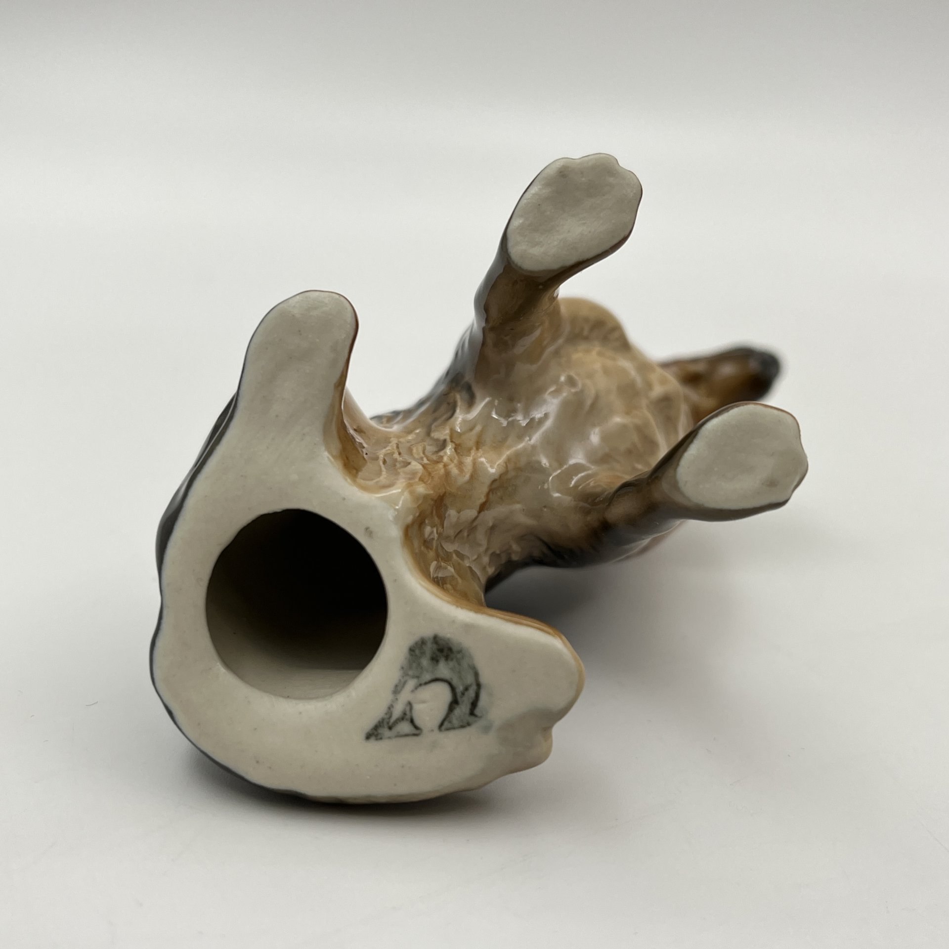 Статуэтка "Сидящая овчарка", фарфор, аэрография, Астраханский фарфоровый завод «Сциталис», Российская Федерация, 1991-2000 гг.