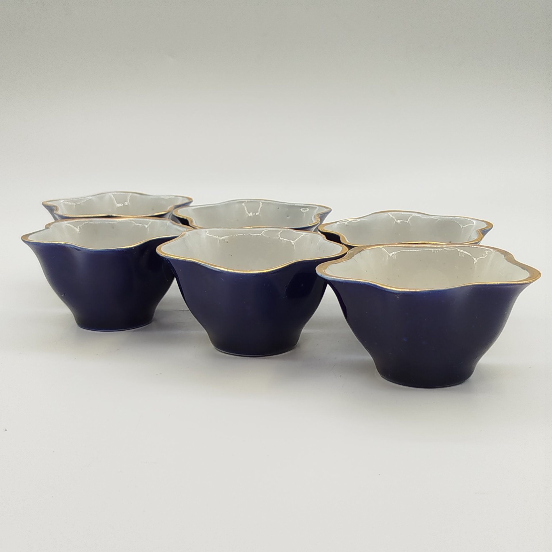 Набор из 6-ти розеток кобальтого оттенка с фестончатым краем