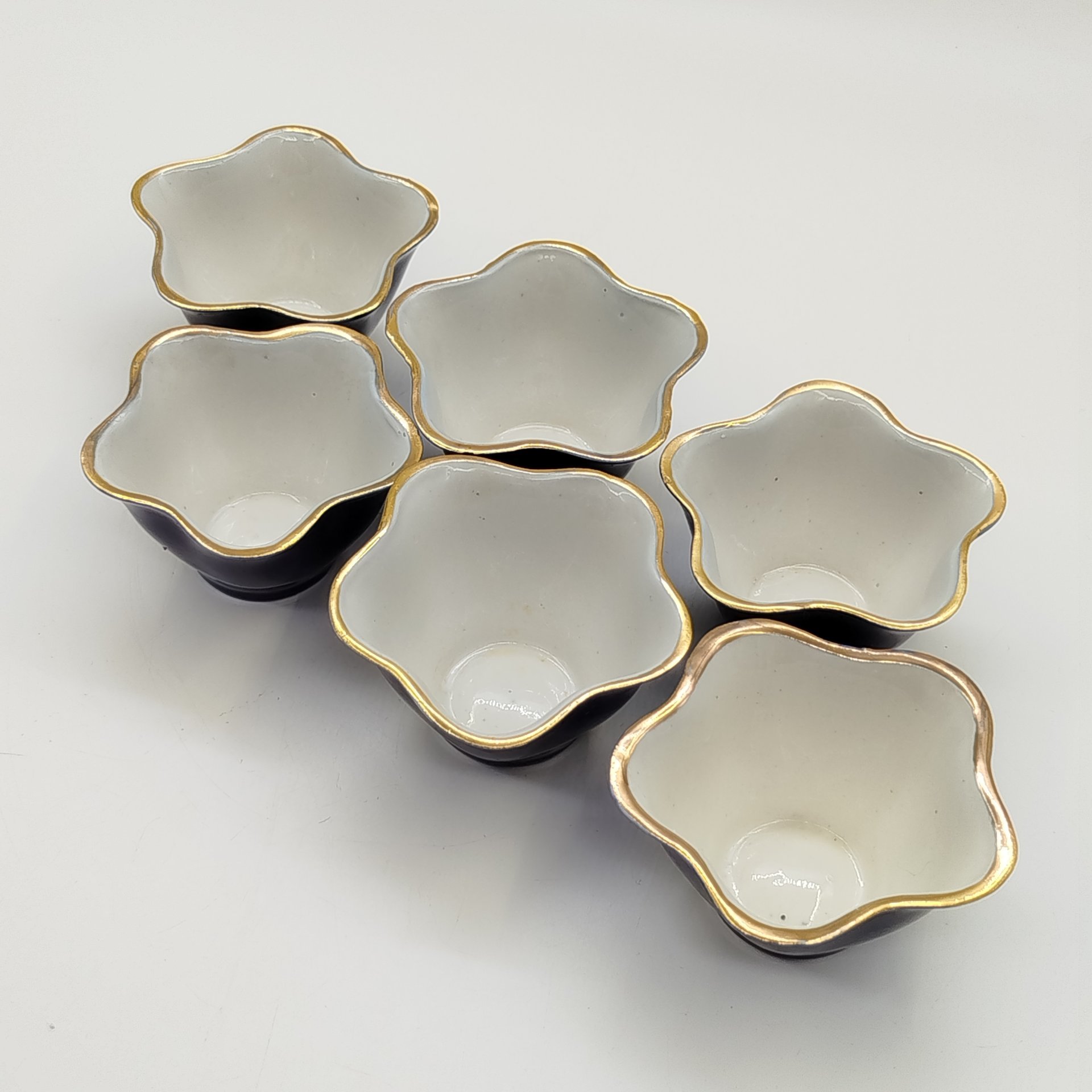 Набор из 6-ти розеток кобальтого оттенка с фестончатым краем