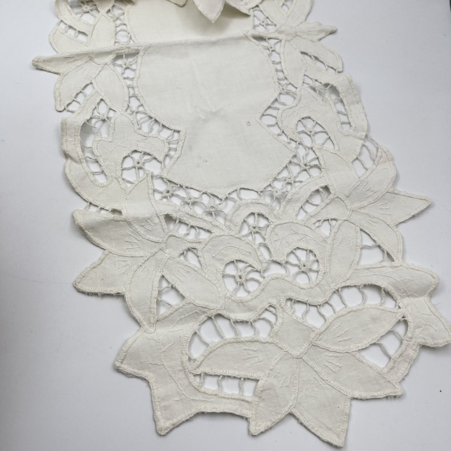 Салфетка-дорожка с цветочным мотивом, выполненная в технике ришелье