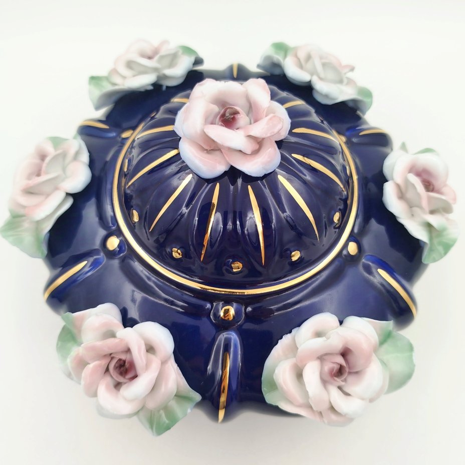 Конфетница с крышкой, украшенная лепными цветами, Cluj-Napoca Porcelain