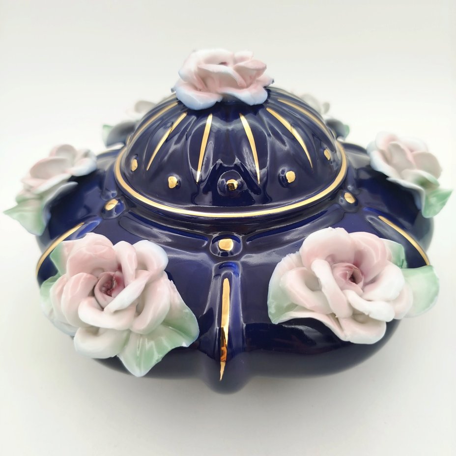 Конфетница с крышкой, украшенная лепными цветами, Cluj-Napoca Porcelain