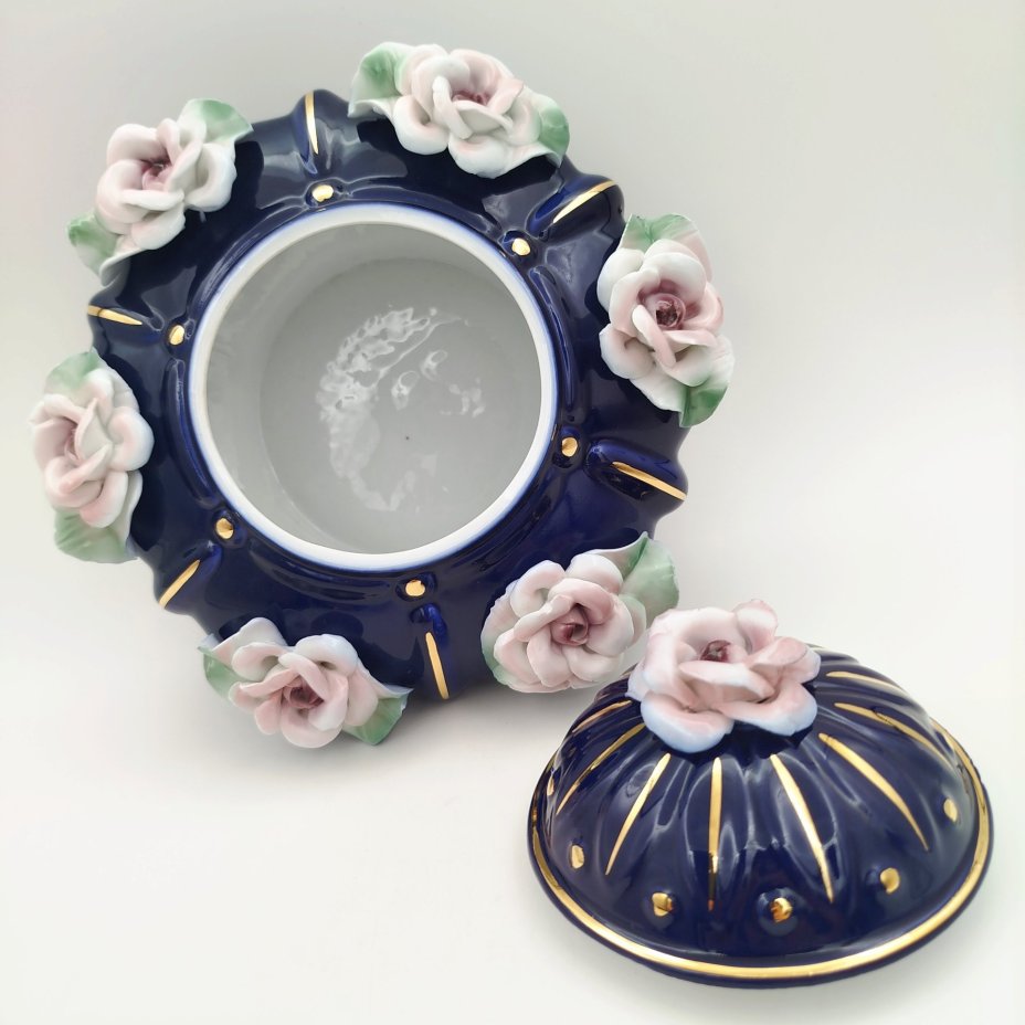 Конфетница с крышкой, украшенная лепными цветами, Cluj-Napoca Porcelain