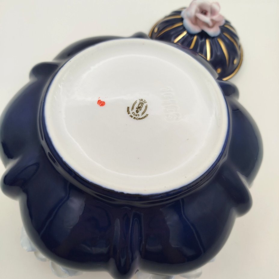 Конфетница с крышкой, украшенная лепными цветами, Cluj-Napoca Porcelain