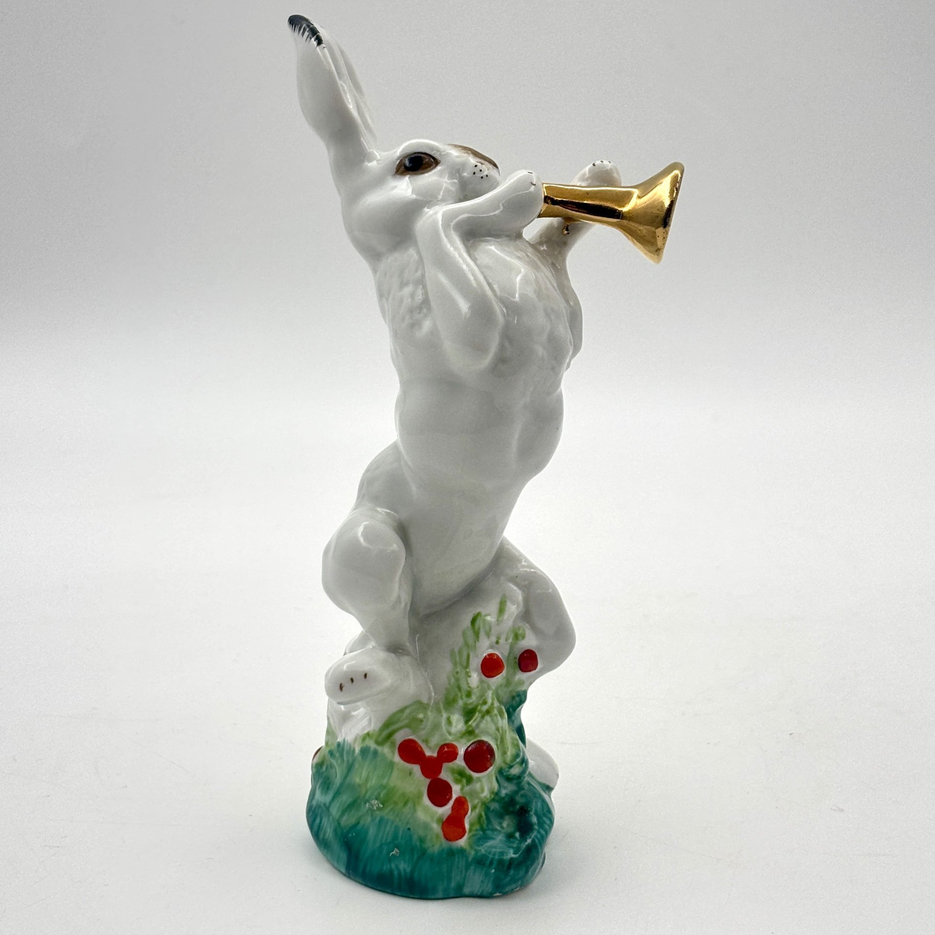 Статуэтка "Заяц с трубой" из серии "Сказочные персонажи", фарфор, роспись, золочение, Ленинградский фарфоровый завод (ЛФЗ), СССР, 1960-1980 гг.