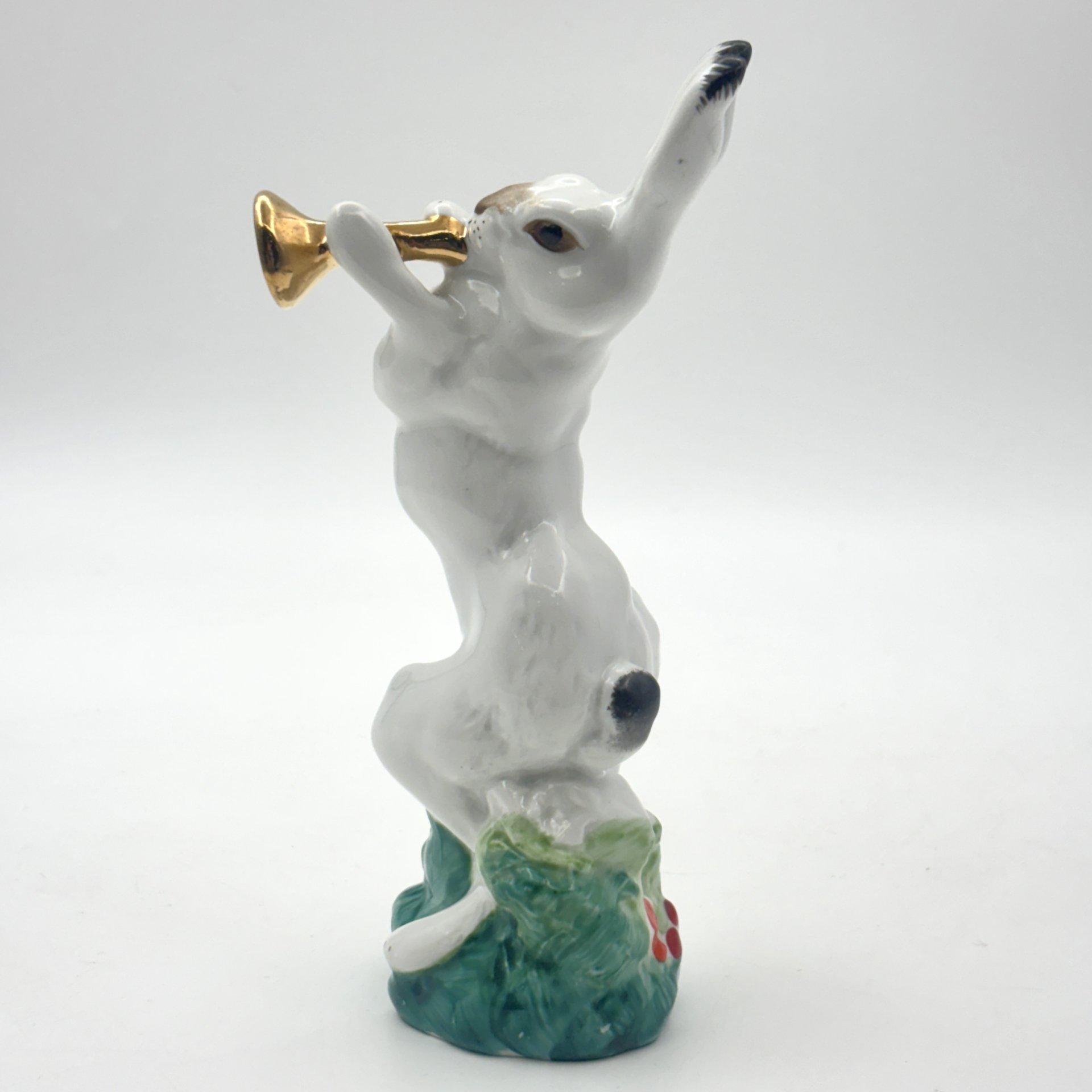 Статуэтка "Заяц с трубой" из серии "Сказочные персонажи", фарфор, роспись, золочение, Ленинградский фарфоровый завод (ЛФЗ), СССР, 1960-1980 гг.