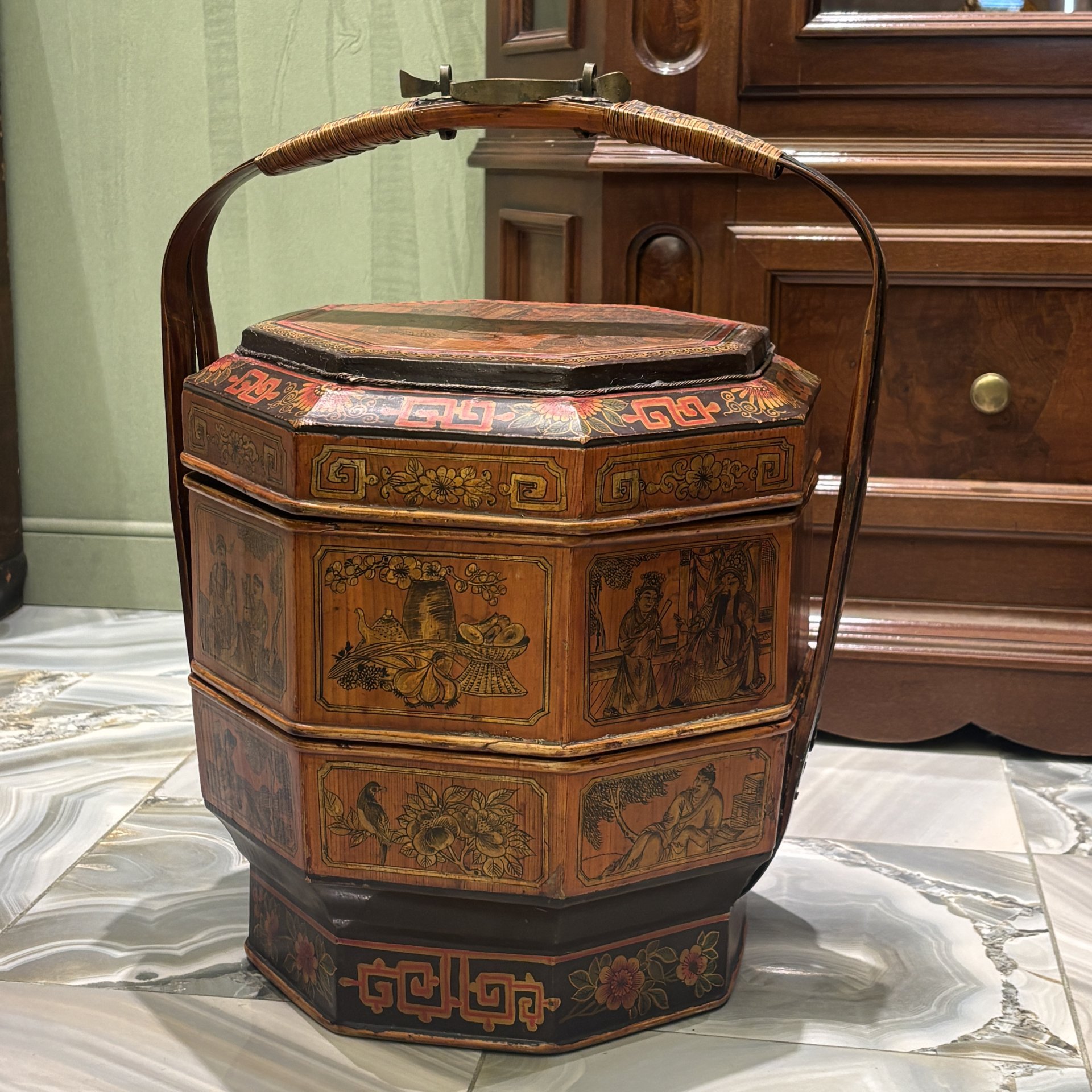 Бенто большое двухсекционное (корзина для транспортировки пищи) с ручкой, декорированная сценами с символикой удовольствия и подношений, дерево, папье-маше, роспись, латунь, Китай, 1950-1980 гг.