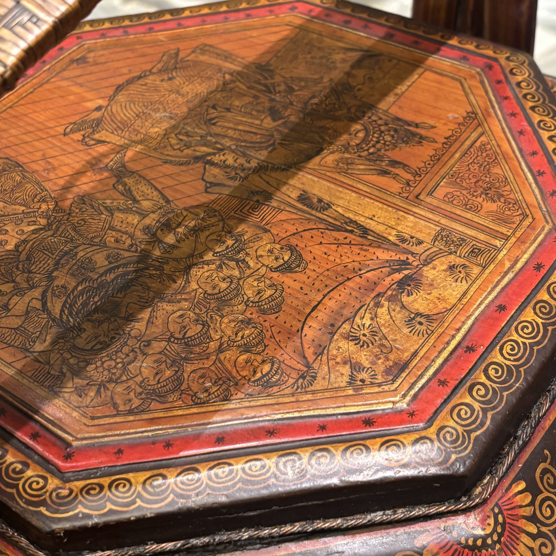 Бенто большое двухсекционное (корзина для транспортировки пищи) с ручкой, декорированная сценами с символикой удовольствия и подношений, дерево, папье-маше, роспись, латунь, Китай, 1950-1980 гг.