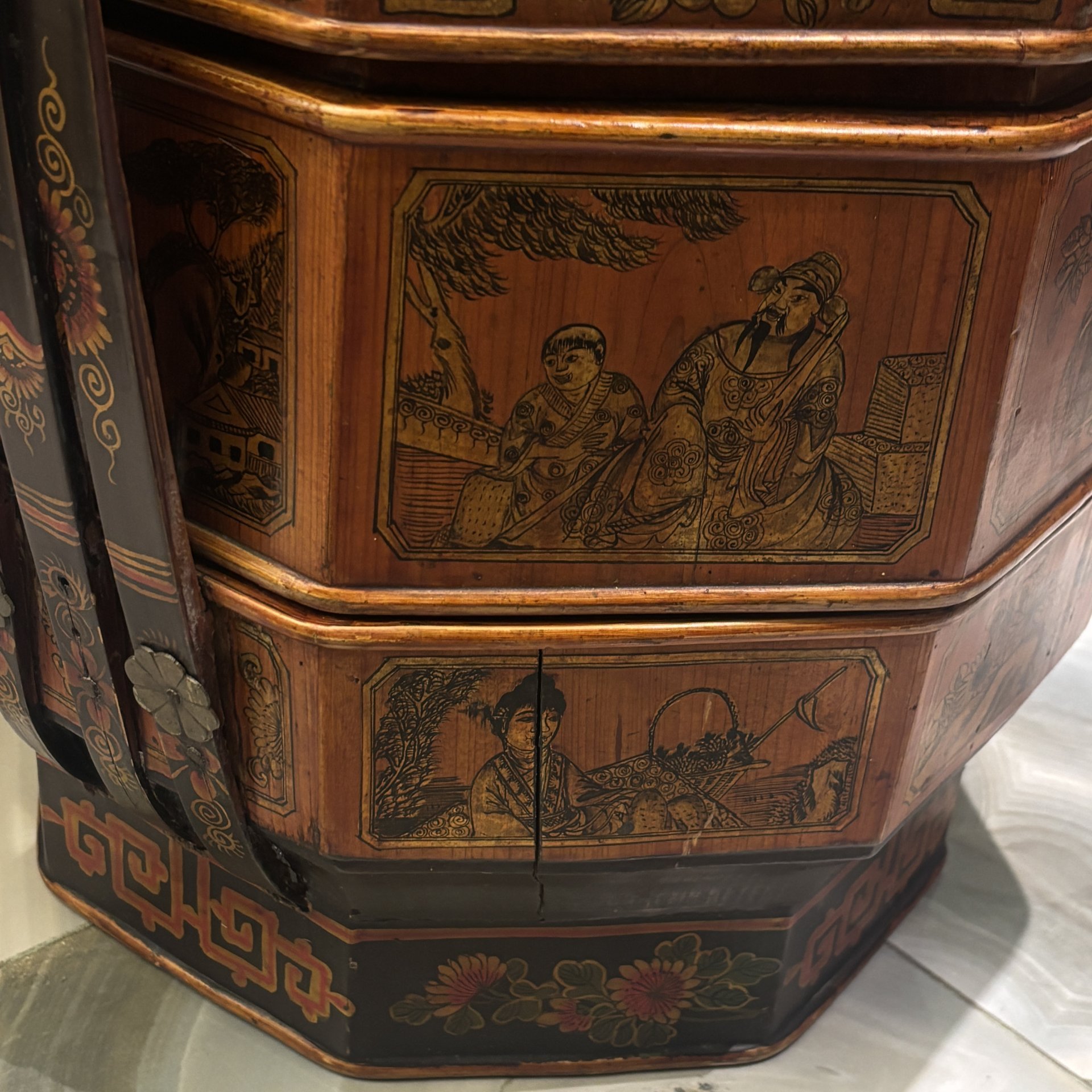 Бенто большое двухсекционное (корзина для транспортировки пищи) с ручкой, декорированная сценами с символикой удовольствия и подношений, дерево, папье-маше, роспись, латунь, Китай, 1950-1980 гг.